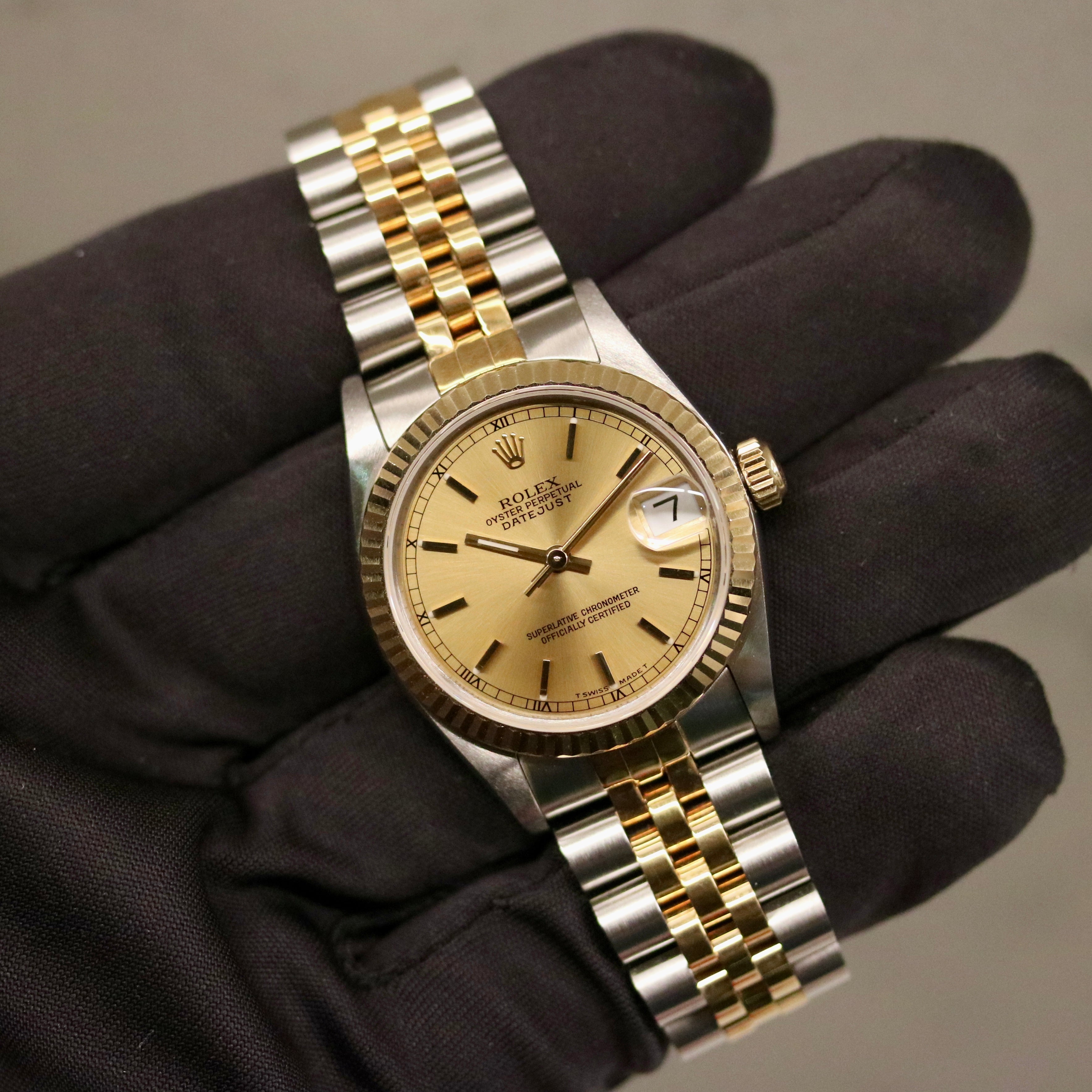 Rolex Datejust 31 ref. 68273 from 1990 in two-tone stainless steel and yellow gold with a factory silver diamond dial, 31mm case, Jubilee bracelet, sapphire crystal, and automatic movement. Unpolished example in extremely good condition with original Spain certificate, box, booklets, and tag. Detailed product photos showing the dial, diamond markers, bezel, case, bracelet, and clasp, available from Klocksalongen with a 12-month functional warranty.