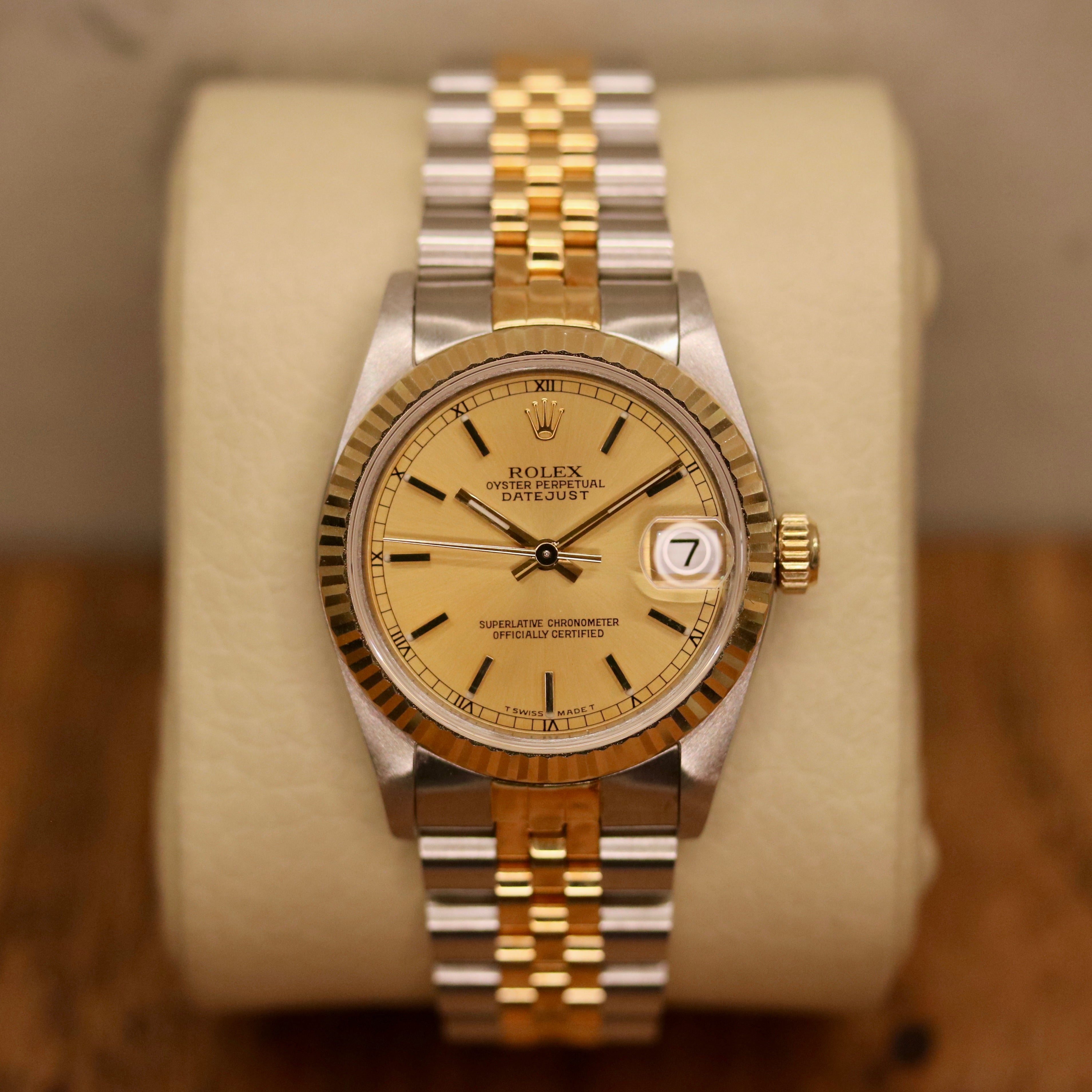 Rolex Datejust 31 ref. 68273 from 1990 in two-tone stainless steel and yellow gold with a factory silver diamond dial, 31mm case, Jubilee bracelet, sapphire crystal, and automatic movement. Unpolished example in extremely good condition with original Spain certificate, box, booklets, and tag. Detailed product photos showing the dial, diamond markers, bezel, case, bracelet, and clasp, available from Klocksalongen with a 12-month functional warranty.