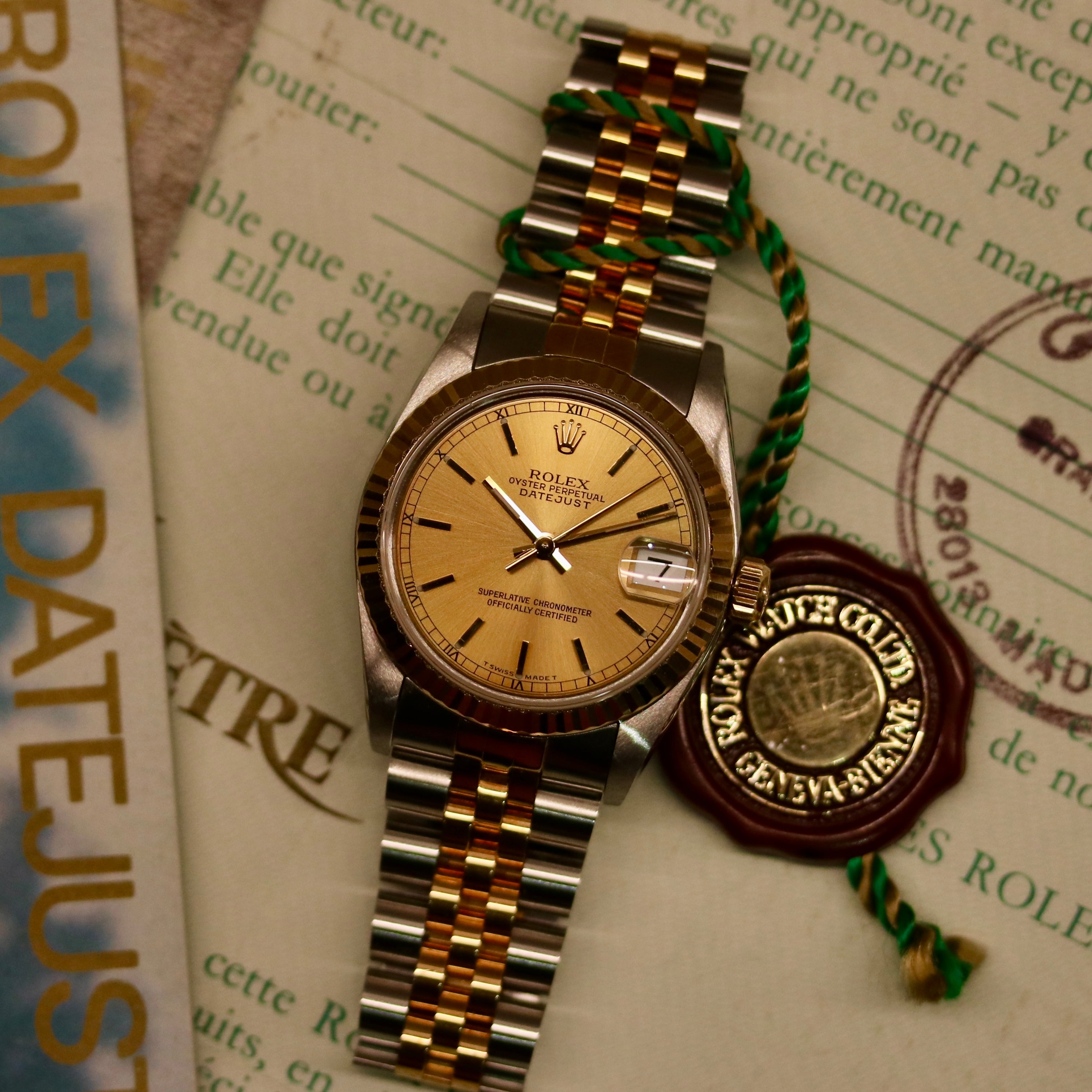 Rolex Datejust 31 ref. 68273 from 1990 in two-tone stainless steel and yellow gold with a factory silver diamond dial, 31mm case, Jubilee bracelet, sapphire crystal, and automatic movement. Unpolished example in extremely good condition with original Spain certificate, box, booklets, and tag. Detailed product photos showing the dial, diamond markers, bezel, case, bracelet, and clasp, available from Klocksalongen with a 12-month functional warranty.