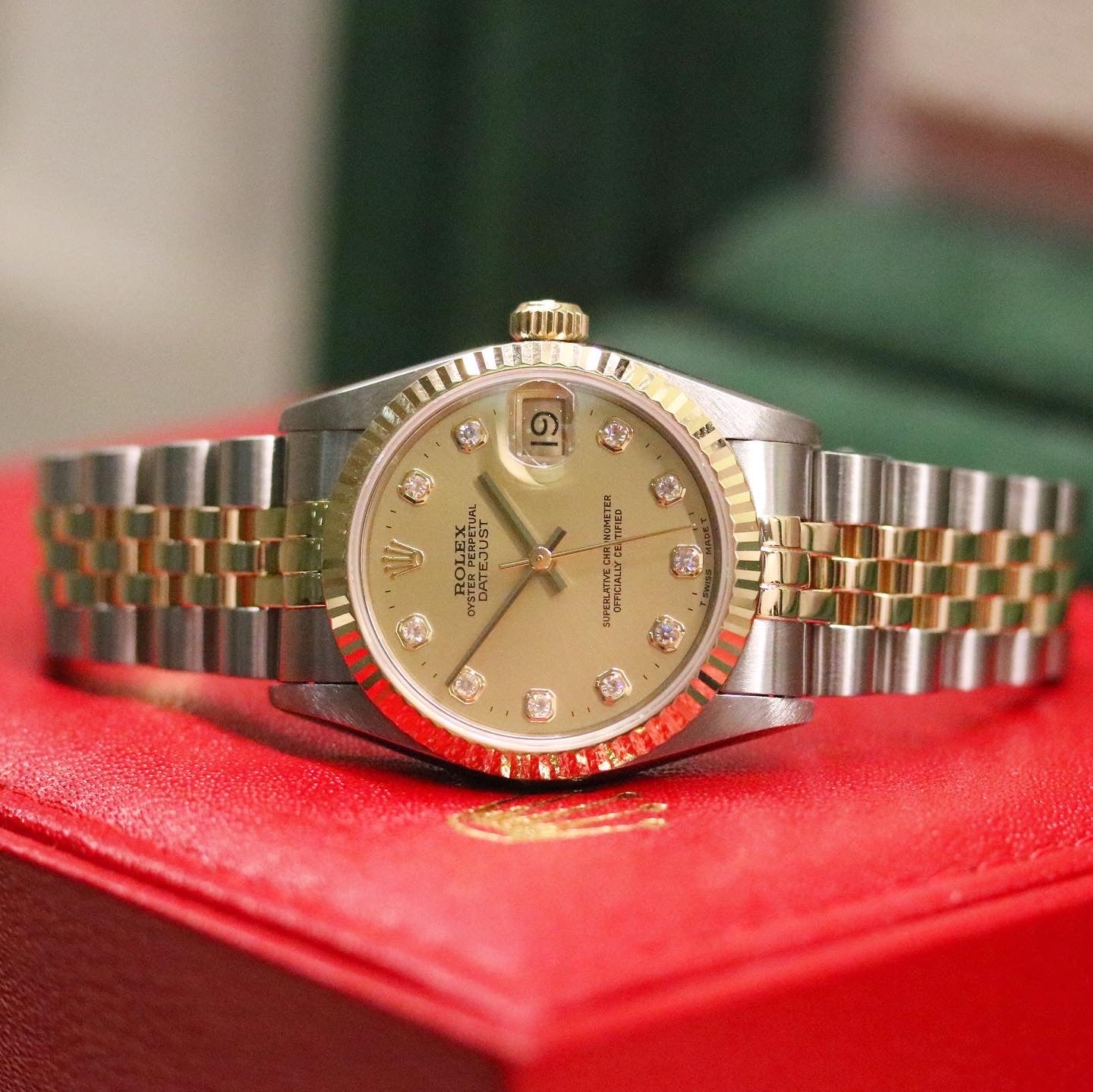 Rolex Datejust 31 ref. 68273 from 1999 in two-tone stainless steel and yellow gold with a factory champagne diamond dial, 31mm case, Jubilee bracelet, sapphire crystal, and automatic movement. Recently serviced and polished, delivered in very good condition with original Japan 1999 certificate, box, booklets, and tag. Detailed product images show the diamond-set dial, fluted bezel, case, bracelet, clasp, and finishing, offered by Klocksalongen with a 12-month service warranty.
