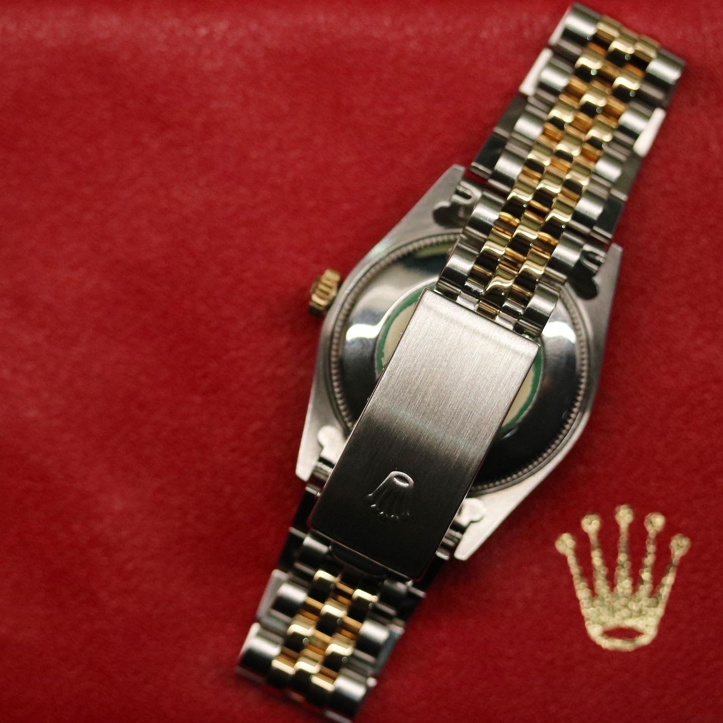 Rolex Datejust 31 ref. 68273 from 1999 in two-tone stainless steel and yellow gold with a factory champagne diamond dial, 31mm case, Jubilee bracelet, sapphire crystal, and automatic movement. Recently serviced and polished, delivered in very good condition with original Japan 1999 certificate, box, booklets, and tag. Detailed product images show the diamond-set dial, fluted bezel, case, bracelet, clasp, and finishing, offered by Klocksalongen with a 12-month service warranty.