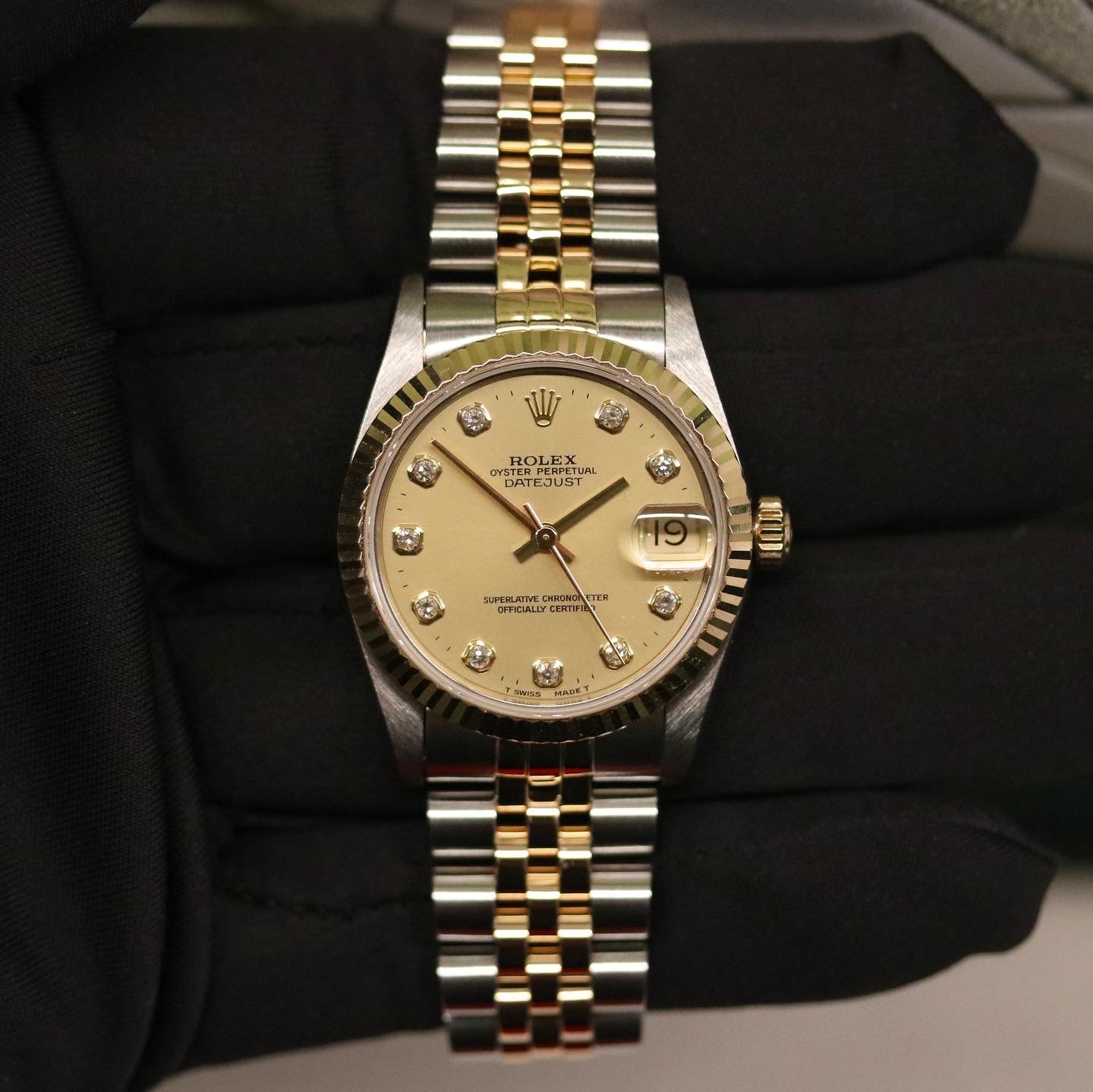 Rolex Datejust 31 ref. 68273 from 1999 in two-tone stainless steel and yellow gold with a factory champagne diamond dial, 31mm case, Jubilee bracelet, sapphire crystal, and automatic movement. Recently serviced and polished, delivered in very good condition with original Japan 1999 certificate, box, booklets, and tag. Detailed product images show the diamond-set dial, fluted bezel, case, bracelet, clasp, and finishing, offered by Klocksalongen with a 12-month service warranty.