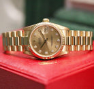 Rolex Datejust 31 ref. 68278 from 1987 in solid yellow gold with a factory champagne diamond dial, 31mm case, President bracelet, sapphire crystal, and automatic movement. Presented in very good condition and complete with original 1987 Italian certificate, box, booklets, and tags. Detailed product photos showing the diamond dial, gold case, bracelet, clasp, and overall finish, available from Klocksalongen with a 12-month functional warranty.