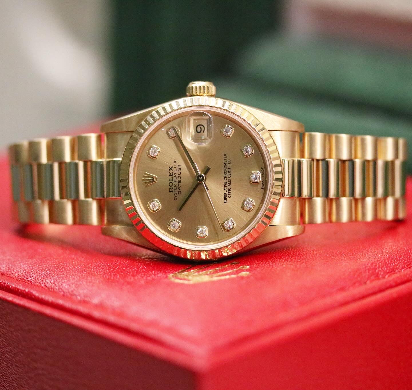 Rolex Datejust 31 ref. 68278 from 1987 in solid yellow gold with a factory champagne diamond dial, 31mm case, President bracelet, sapphire crystal, and automatic movement. Presented in very good condition and complete with original 1987 Italian certificate, box, booklets, and tags. Detailed product photos showing the diamond dial, gold case, bracelet, clasp, and overall finish, available from Klocksalongen with a 12-month functional warranty.