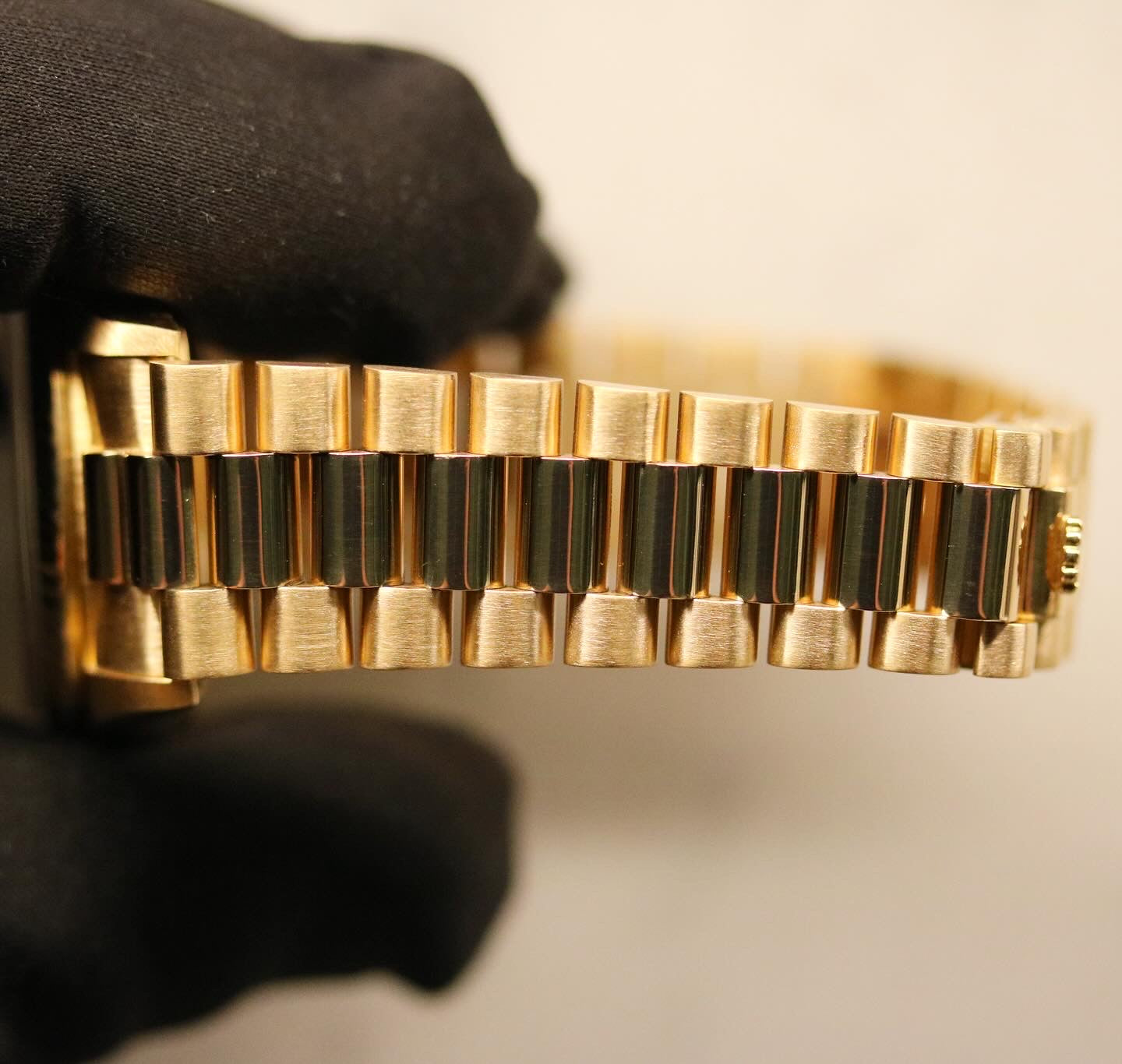 Rolex Datejust 31 ref. 68278 from 1987 in solid yellow gold with a factory champagne diamond dial, 31mm case, President bracelet, sapphire crystal, and automatic movement. Presented in very good condition and complete with original 1987 Italian certificate, box, booklets, and tags. Detailed product photos showing the diamond dial, gold case, bracelet, clasp, and overall finish, available from Klocksalongen with a 12-month functional warranty.