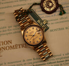 Rolex Datejust 31 ref. 68278 from 1987 in solid yellow gold with a factory champagne diamond dial, 31mm case, President bracelet, sapphire crystal, and automatic movement. Presented in very good condition and complete with original 1987 Italian certificate, box, booklets, and tags. Detailed product photos showing the diamond dial, gold case, bracelet, clasp, and overall finish, available from Klocksalongen with a 12-month functional warranty.