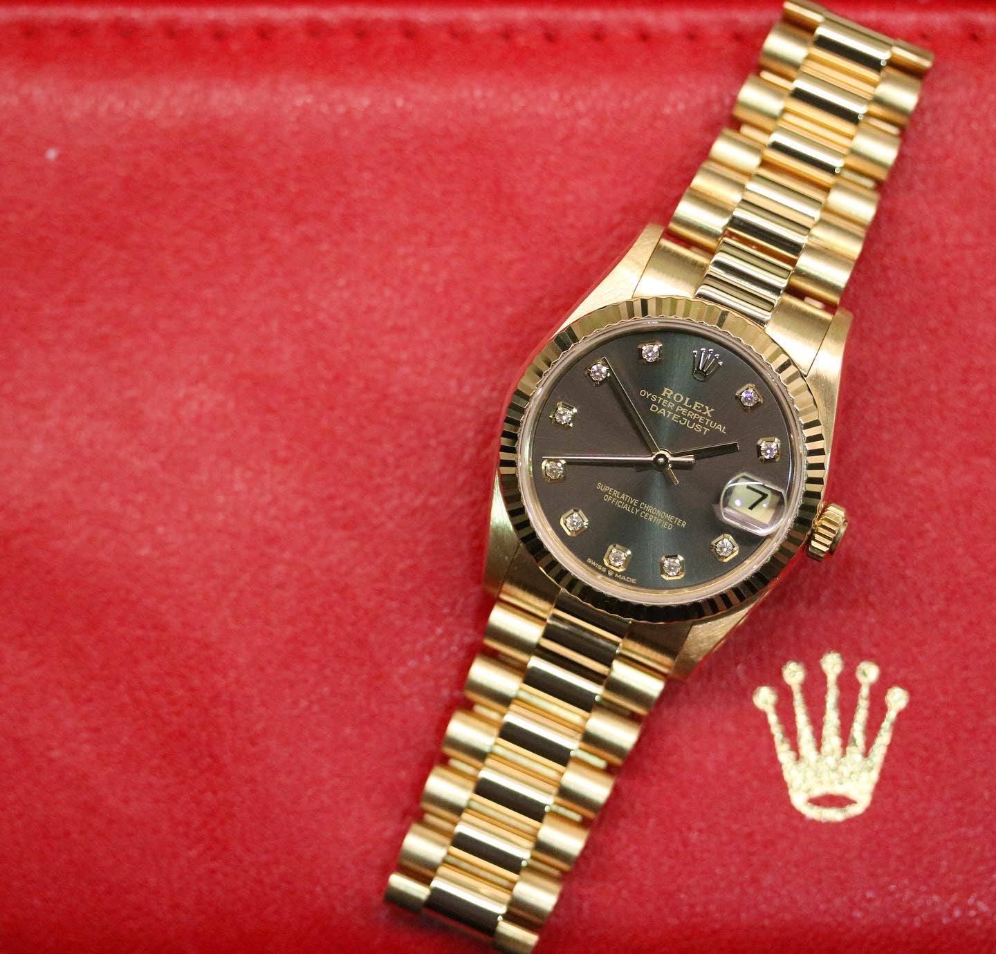 Rolex Datejust 31 ref. 68278 from 1989 in solid yellow gold with a rare factory chocolate/dark grey diamond dial (2020 version), 31mm case, President bracelet, sapphire crystal, and automatic movement. Presented in superb condition and complete with original Italy 1989 certificate, box, booklets, and tag. Detailed photos showing the upgraded dial, diamond markers, gold bezel, case, bracelet, and clasp, offered by Klocksalongen with a 12-month functional warranty.