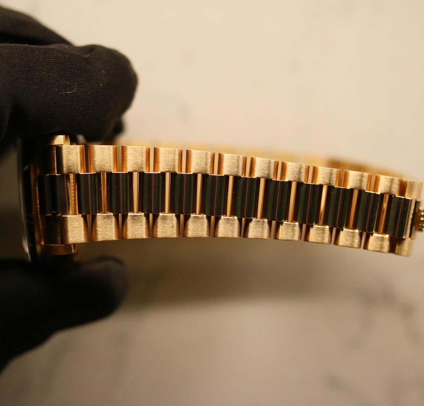 Rolex Datejust 31 ref. 68278 from 1989 in solid yellow gold with a rare factory chocolate/dark grey diamond dial (2020 version), 31mm case, President bracelet, sapphire crystal, and automatic movement. Presented in superb condition and complete with original Italy 1989 certificate, box, booklets, and tag. Detailed photos showing the upgraded dial, diamond markers, gold bezel, case, bracelet, and clasp, offered by Klocksalongen with a 12-month functional warranty.