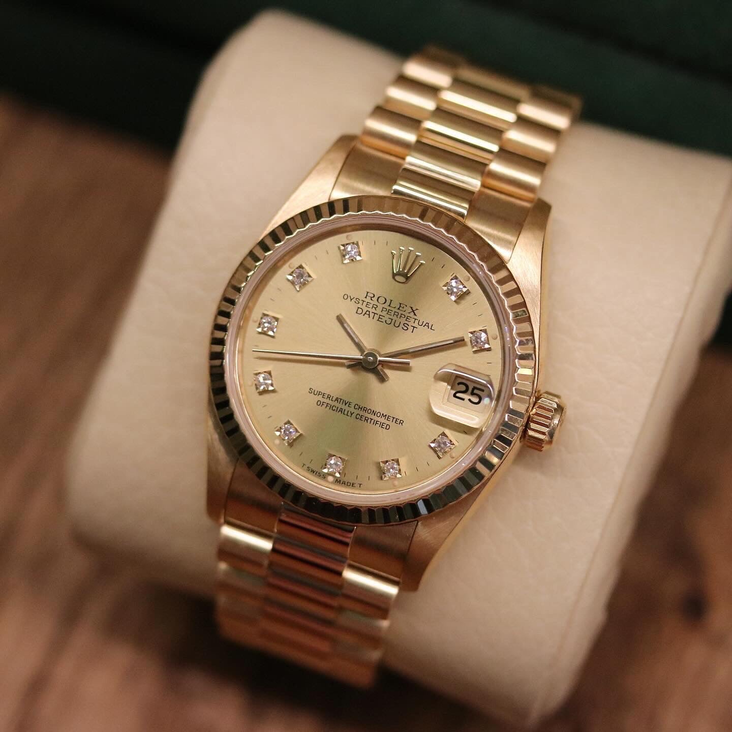 Rolex Datejust 31 ref. 68278 from 1991 in solid yellow gold with a factory champagne diamond dial, 31mm case, President bracelet, sapphire crystal, and automatic movement. Presented in very good condition with Klocksalongen authenticity certificate and packaging. Detailed product photos show the champagne diamond dial, gold case, bracelet, clasp, and finishing, offered by Klocksalongen with a 12-month functional warranty.