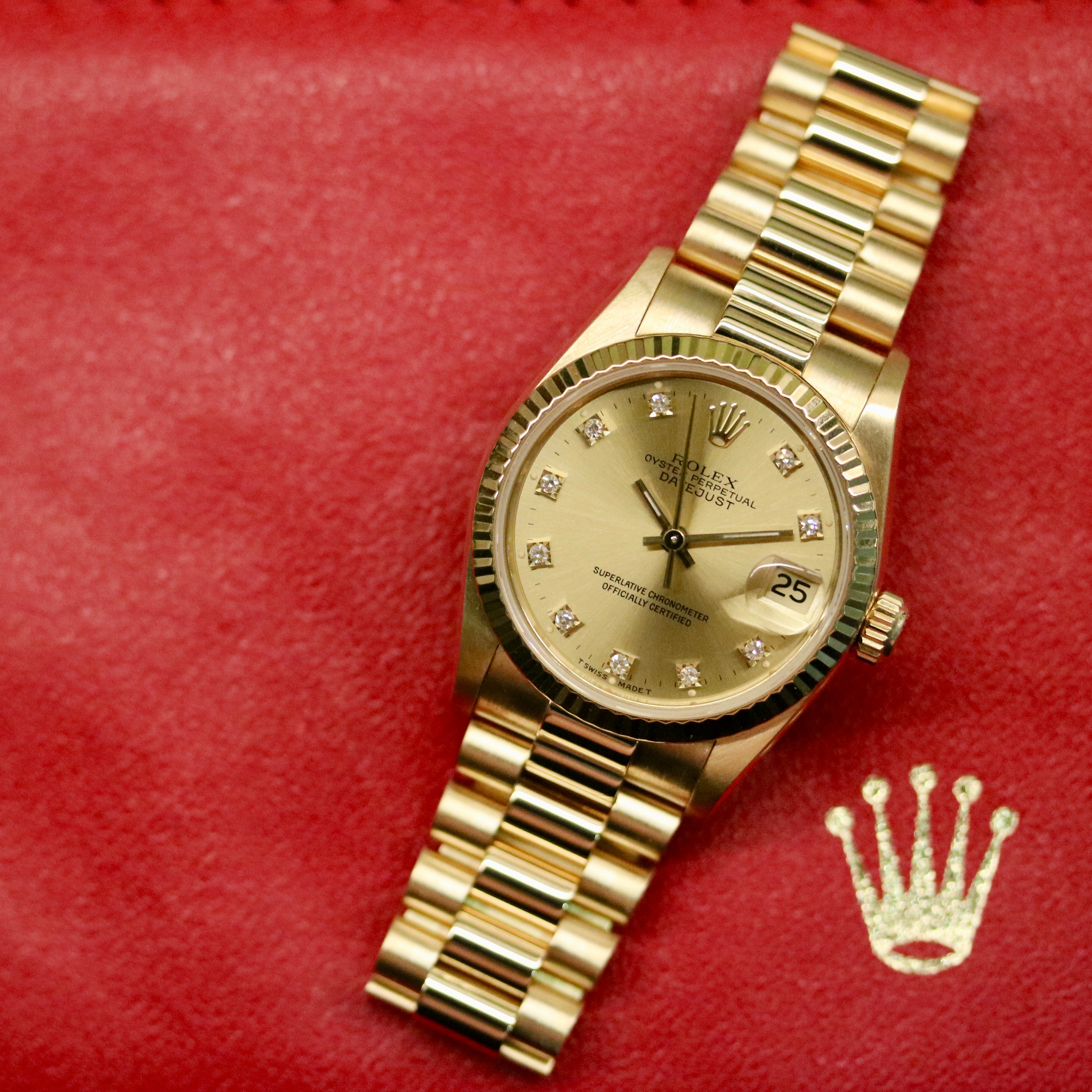 Rolex Datejust 31 ref. 68278 from 1991 in solid yellow gold with a factory champagne diamond dial, 31mm case, President bracelet, sapphire crystal, and automatic movement. Presented in very good condition with Klocksalongen authenticity certificate and packaging. Detailed product photos show the champagne diamond dial, gold case, bracelet, clasp, and finishing, offered by Klocksalongen with a 12-month functional warranty.