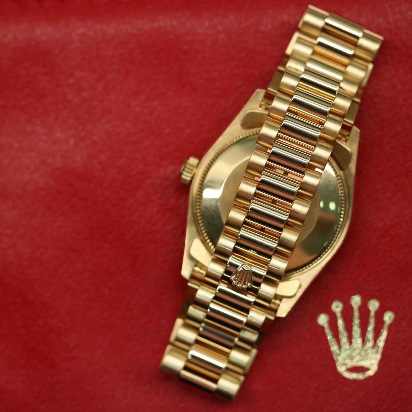 Rolex Datejust 31 ref. 68278 from 1991 in solid yellow gold with a factory champagne diamond dial, 31mm case, President bracelet, sapphire crystal, and automatic movement. Presented in very good condition with Klocksalongen authenticity certificate and packaging. Detailed product photos show the champagne diamond dial, gold case, bracelet, clasp, and finishing, offered by Klocksalongen with a 12-month functional warranty.