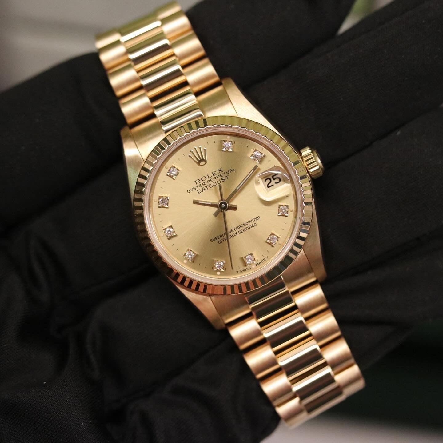 Rolex Datejust 31 ref. 68278 from 1991 in solid yellow gold with a factory champagne diamond dial, 31mm case, President bracelet, sapphire crystal, and automatic movement. Presented in very good condition with Klocksalongen authenticity certificate and packaging. Detailed product photos show the champagne diamond dial, gold case, bracelet, clasp, and finishing, offered by Klocksalongen with a 12-month functional warranty.