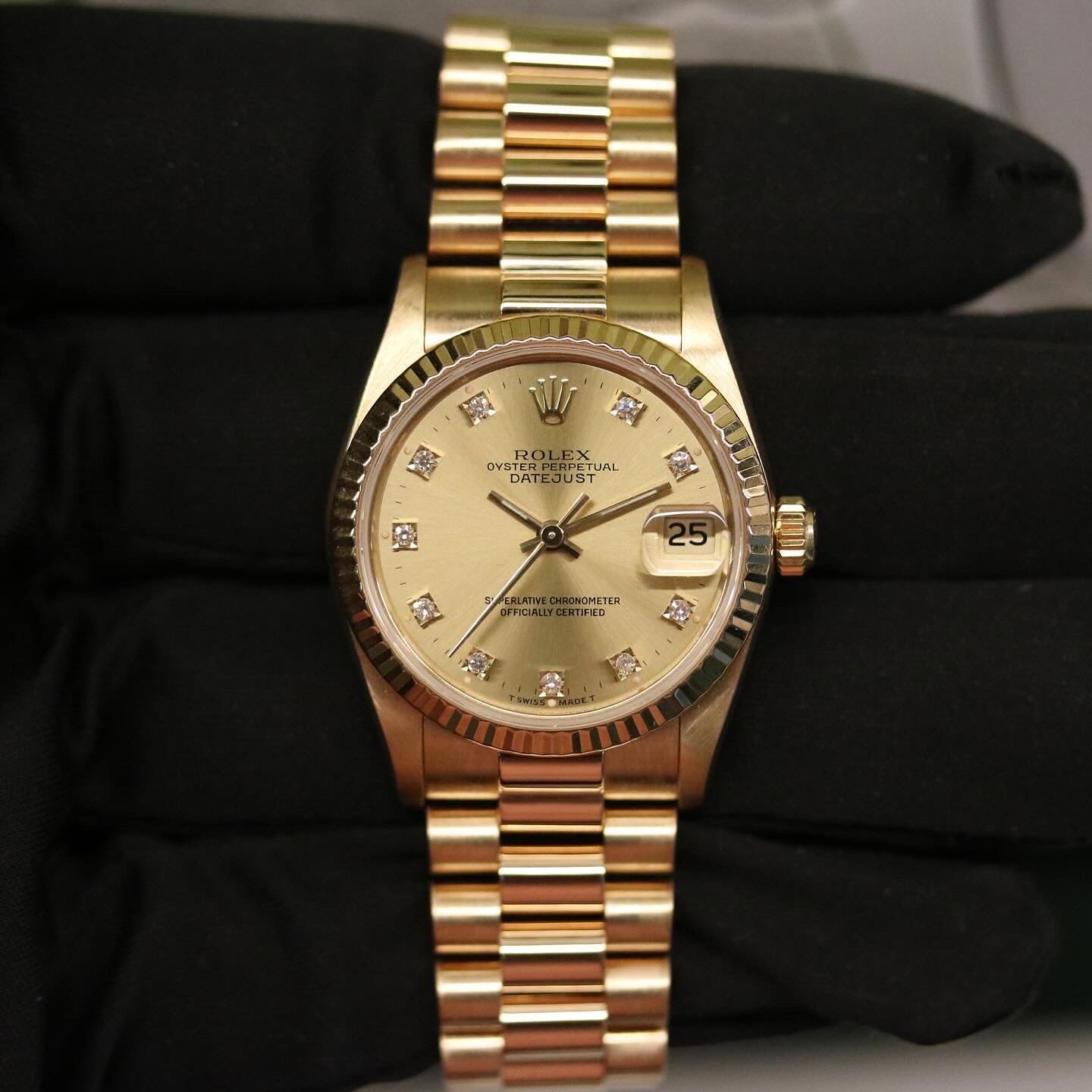 Rolex Datejust 31 ref. 68278 from 1991 in solid yellow gold with a factory champagne diamond dial, 31mm case, President bracelet, sapphire crystal, and automatic movement. Presented in very good condition with Klocksalongen authenticity certificate and packaging. Detailed product photos show the champagne diamond dial, gold case, bracelet, clasp, and finishing, offered by Klocksalongen with a 12-month functional warranty.