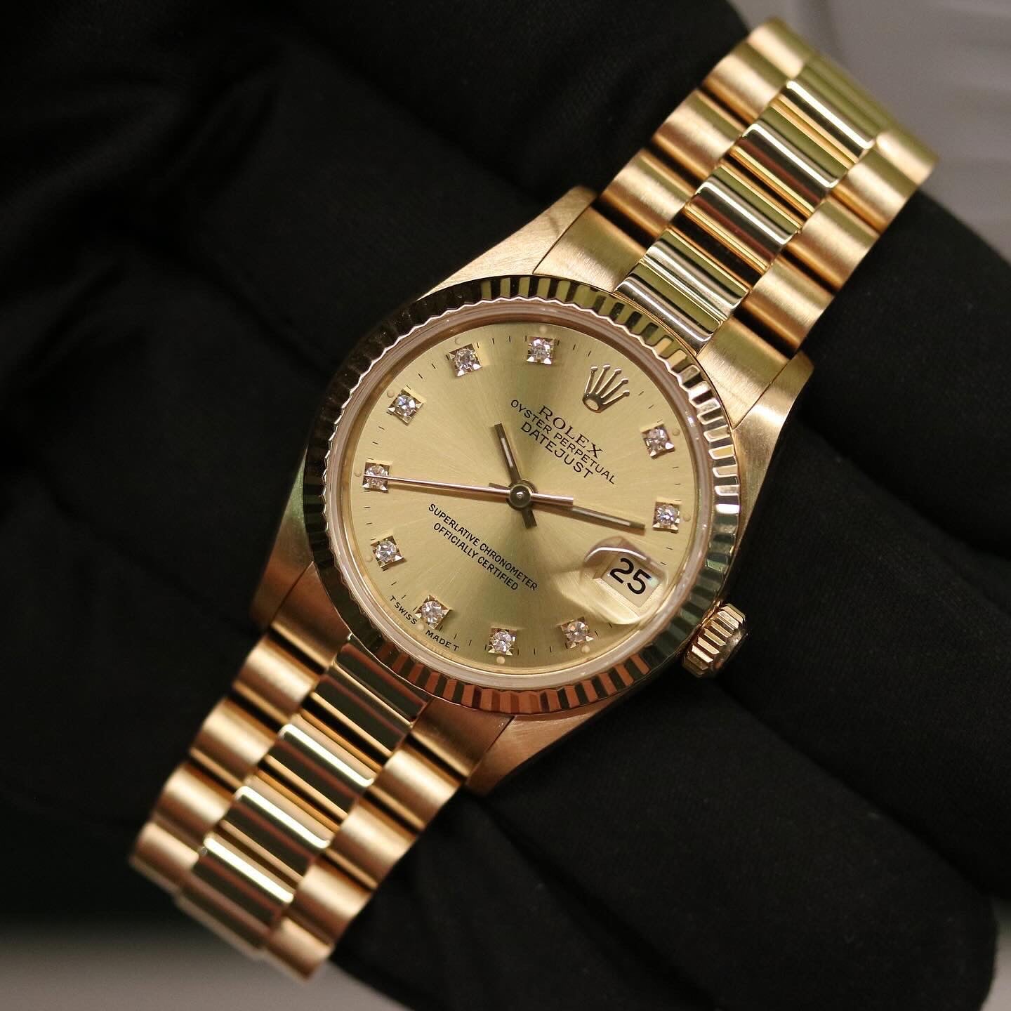 Rolex Datejust 31 ref. 68278 from 1991 in solid yellow gold with a factory champagne diamond dial, 31mm case, President bracelet, sapphire crystal, and automatic movement. Presented in very good condition with Klocksalongen authenticity certificate and packaging. Detailed product photos show the champagne diamond dial, gold case, bracelet, clasp, and finishing, offered by Klocksalongen with a 12-month functional warranty.