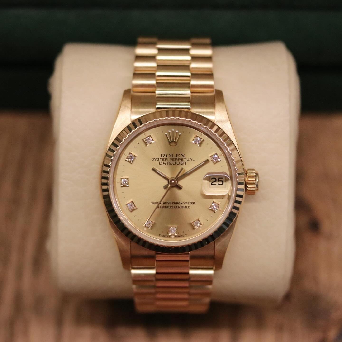 Rolex Datejust 31 ref. 68278 from 1991 in solid yellow gold with a factory champagne diamond dial, 31mm case, President bracelet, sapphire crystal, and automatic movement. Presented in very good condition with Klocksalongen authenticity certificate and packaging. Detailed product photos show the champagne diamond dial, gold case, bracelet, clasp, and finishing, offered by Klocksalongen with a 12-month functional warranty.