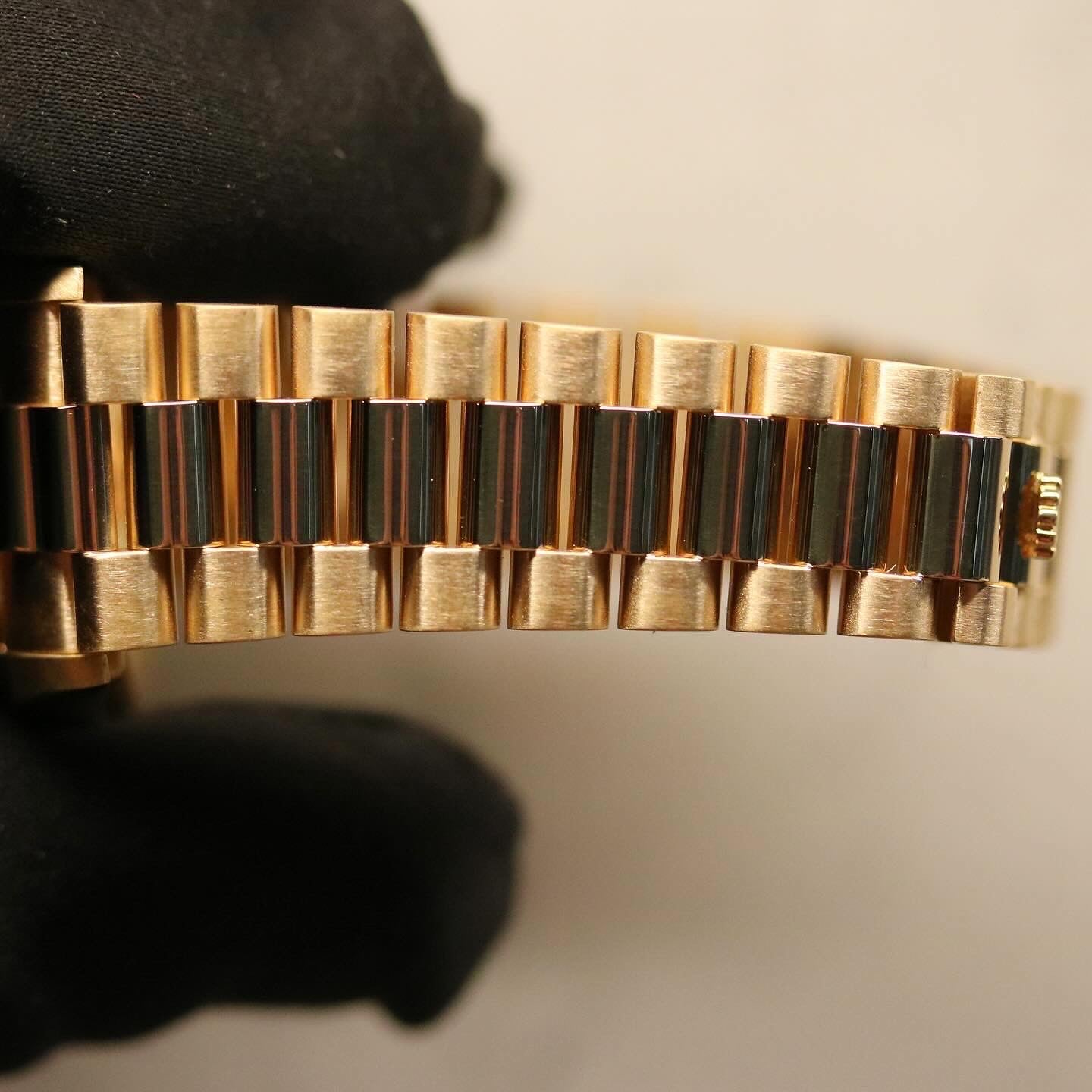 Rolex Datejust 31 ref. 68278 from 1991 in solid yellow gold with a factory champagne diamond dial, 31mm case, President bracelet, sapphire crystal, and automatic movement. Presented in very good condition with Klocksalongen authenticity certificate and packaging. Detailed product photos show the champagne diamond dial, gold case, bracelet, clasp, and finishing, offered by Klocksalongen with a 12-month functional warranty.