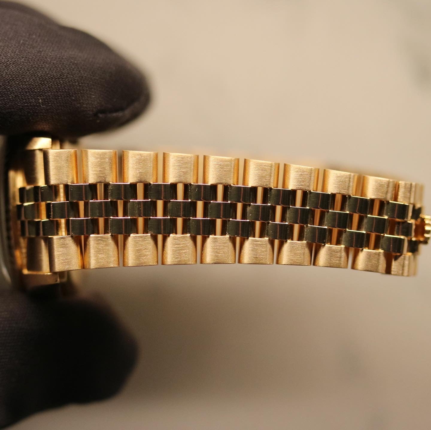 Rolex Datejust 31 ref. 68278 from 1991 in solid yellow gold with a factory silver diamond dial, 31mm case, President bracelet, sapphire crystal, and automatic movement. Presented in very good condition with Klocksalongen authenticity certificate and packaging. Detailed product photos showing the diamond-set dial, gold case, bracelet, clasp, and overall finish, offered with a 12-month functional warranty.