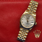 Rolex Datejust 31 ref. 68278 from 1991 in solid yellow gold with a factory silver diamond dial, 31mm case, President bracelet, sapphire crystal, and automatic movement. Presented in very good condition with Klocksalongen authenticity certificate and packaging. Detailed product photos showing the diamond-set dial, gold case, bracelet, clasp, and overall finish, offered with a 12-month functional warranty.