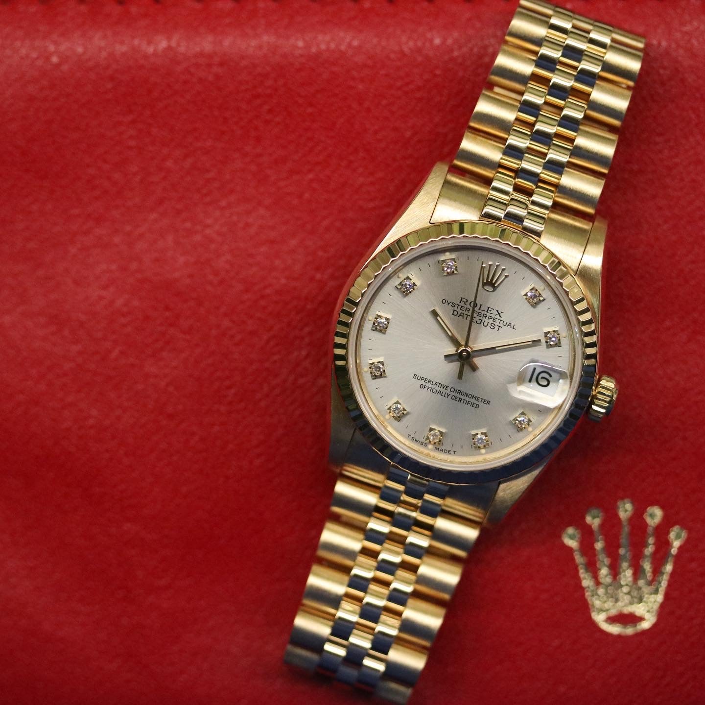 Rolex Datejust 31 ref. 68278 from 1991 in solid yellow gold with a factory silver diamond dial, 31mm case, President bracelet, sapphire crystal, and automatic movement. Presented in very good condition with Klocksalongen authenticity certificate and packaging. Detailed product photos showing the diamond-set dial, gold case, bracelet, clasp, and overall finish, offered with a 12-month functional warranty.