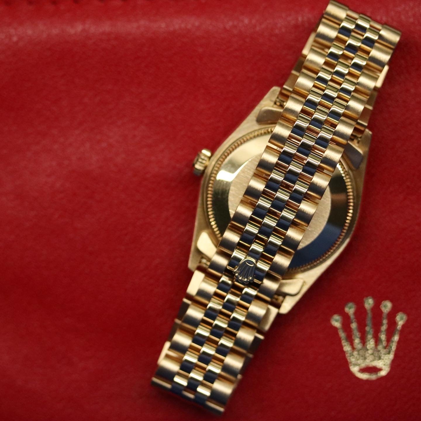 Rolex Datejust 31 ref. 68278 from 1991 in solid yellow gold with a factory silver diamond dial, 31mm case, President bracelet, sapphire crystal, and automatic movement. Presented in very good condition with Klocksalongen authenticity certificate and packaging. Detailed product photos showing the diamond-set dial, gold case, bracelet, clasp, and overall finish, offered with a 12-month functional warranty.