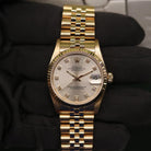 Rolex Datejust 31 ref. 68278 from 1991 in solid yellow gold with a factory silver diamond dial, 31mm case, President bracelet, sapphire crystal, and automatic movement. Presented in very good condition with Klocksalongen authenticity certificate and packaging. Detailed product photos showing the diamond-set dial, gold case, bracelet, clasp, and overall finish, offered with a 12-month functional warranty.