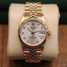Rolex Datejust 31 ref. 68278 from 1991 in solid yellow gold with a factory silver diamond dial, 31mm case, President bracelet, sapphire crystal, and automatic movement. Presented in very good condition with Klocksalongen authenticity certificate and packaging. Detailed product photos showing the diamond-set dial, gold case, bracelet, clasp, and overall finish, offered with a 12-month functional warranty.