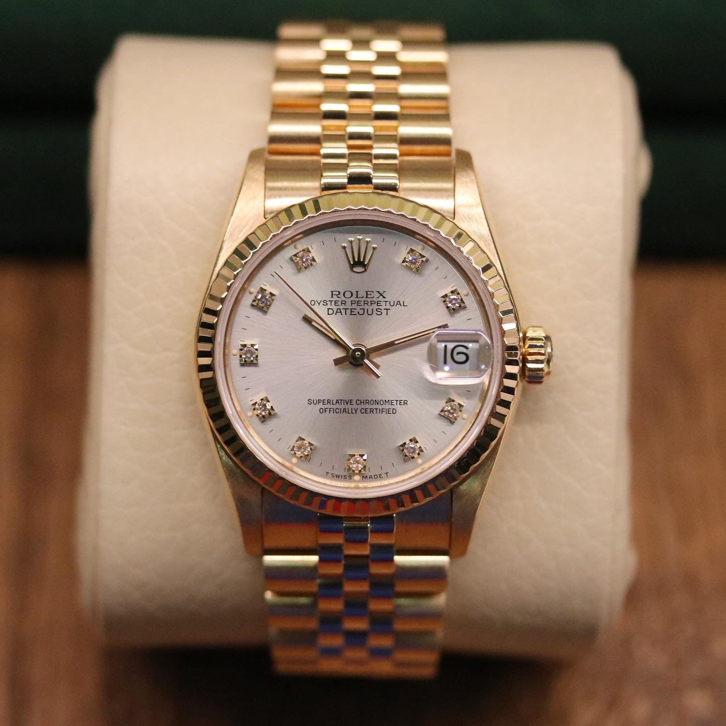 Rolex Datejust 31 ref. 68278 from 1991 in solid yellow gold with a factory silver diamond dial, 31mm case, President bracelet, sapphire crystal, and automatic movement. Presented in very good condition with Klocksalongen authenticity certificate and packaging. Detailed product photos showing the diamond-set dial, gold case, bracelet, clasp, and overall finish, offered with a 12-month functional warranty.