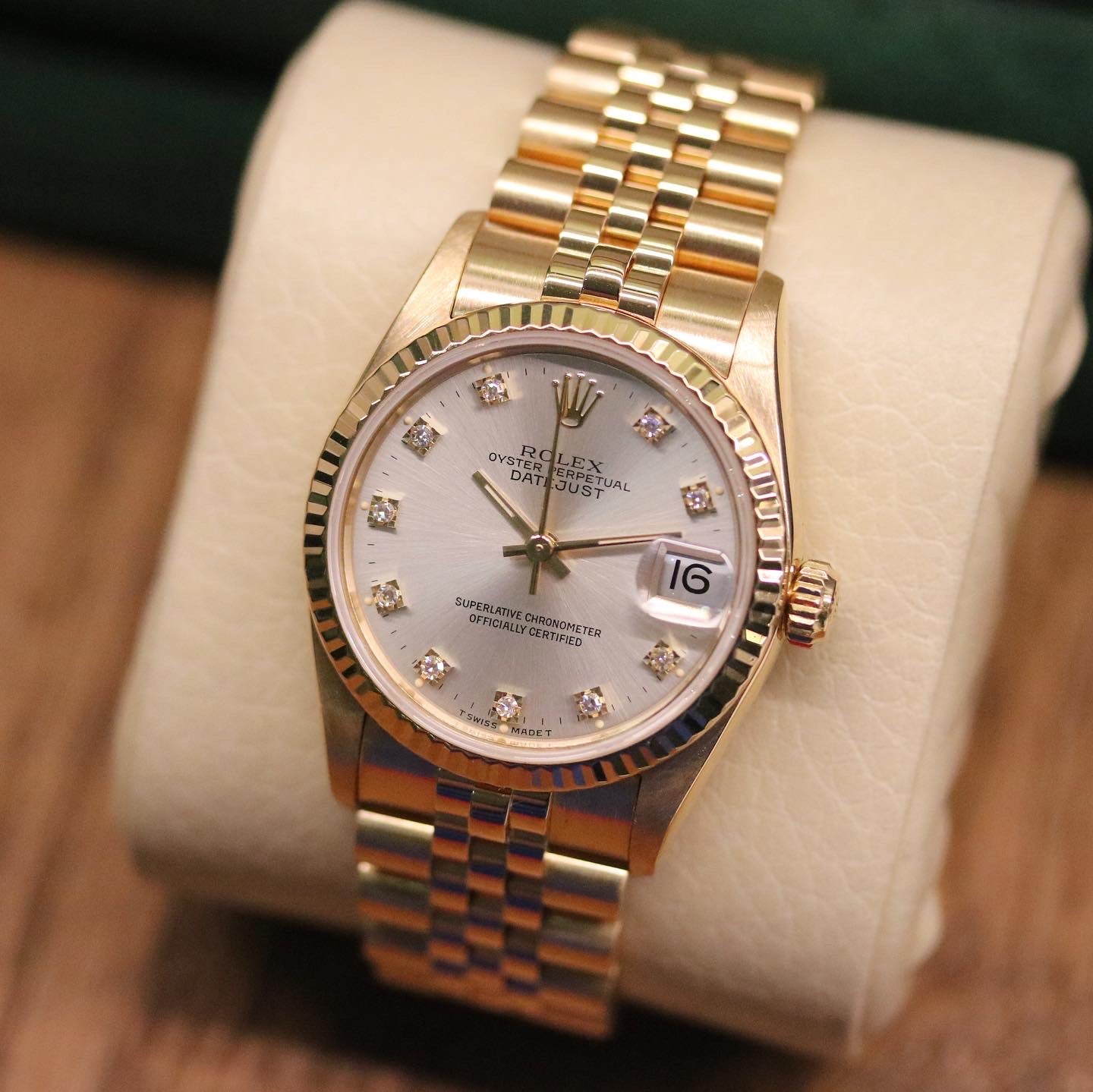 Rolex Datejust 31 ref. 68278 from 1991 in solid yellow gold with a factory silver diamond dial, 31mm case, President bracelet, sapphire crystal, and automatic movement. Presented in very good condition with Klocksalongen authenticity certificate and packaging. Detailed product photos showing the diamond-set dial, gold case, bracelet, clasp, and overall finish, offered with a 12-month functional warranty.