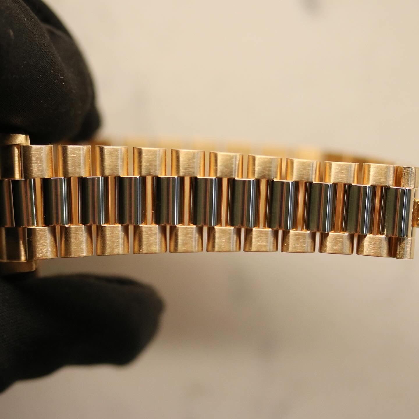 Rolex Datejust 31 ref. 68278 from 1992 in solid yellow gold with a factory champagne diamond dial, 31mm case, President bracelet, sapphire crystal, and automatic movement. Top-condition example, complete with original Spain 1992 certificate, box, booklets, and tag. Detailed product images showing the champagne diamond dial, gold bezel, case, bracelet links, and clasp, offered by Klocksalongen with a 12-month functional warranty.