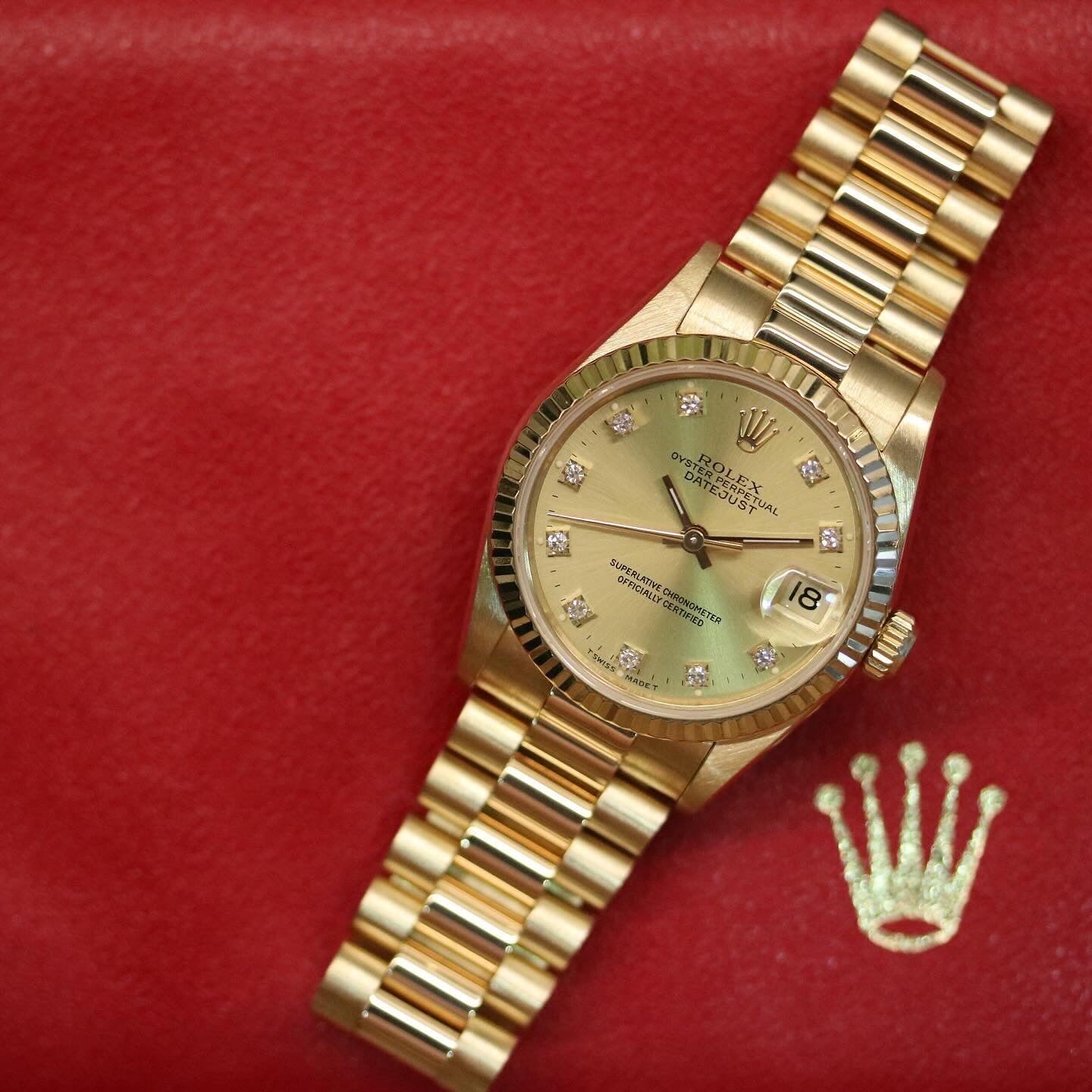 Rolex Datejust 31 ref. 68278 from 1992 in solid yellow gold with a factory champagne diamond dial, 31mm case, President bracelet, sapphire crystal, and automatic movement. Top-condition example, complete with original Spain 1992 certificate, box, booklets, and tag. Detailed product images showing the champagne diamond dial, gold bezel, case, bracelet links, and clasp, offered by Klocksalongen with a 12-month functional warranty.