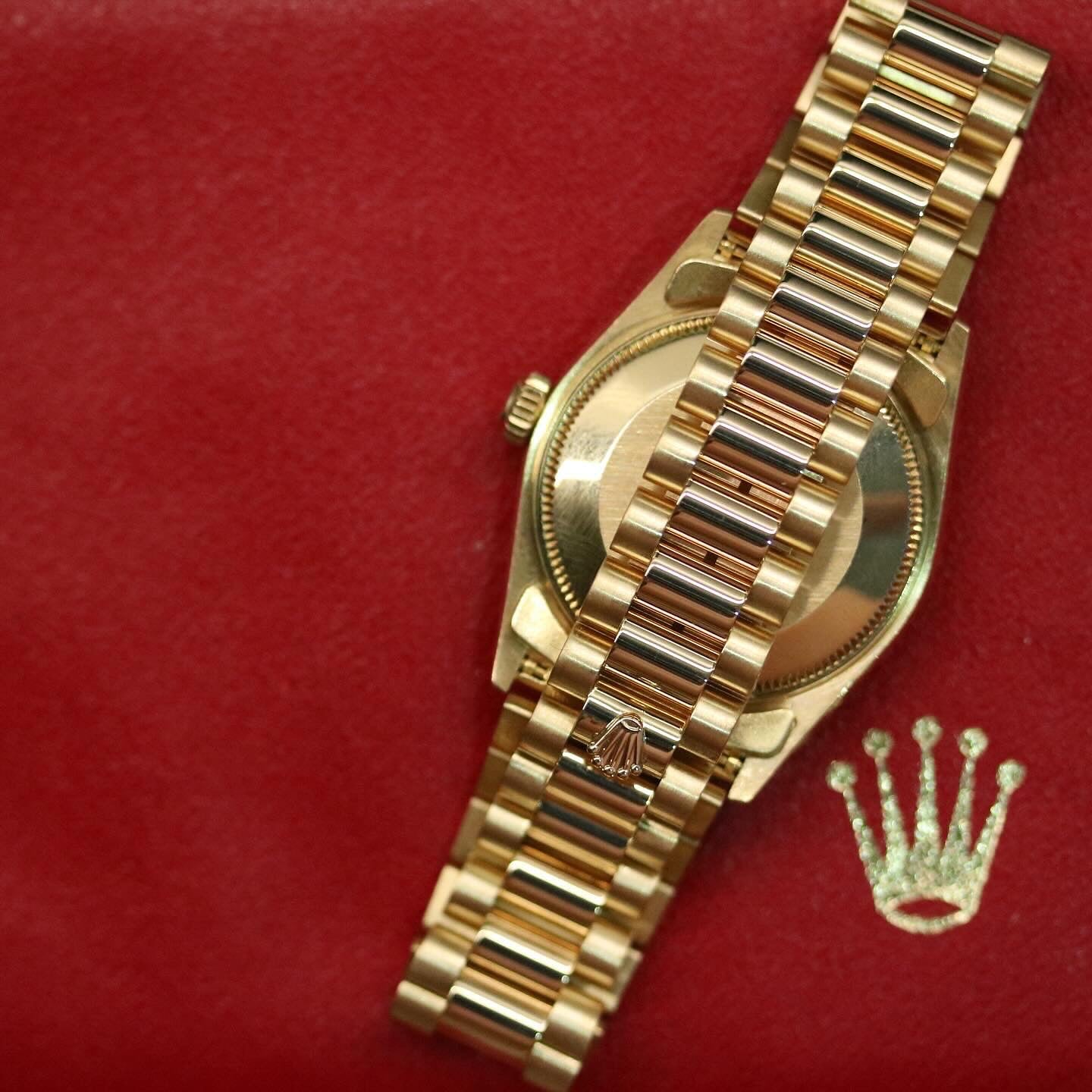 Rolex Datejust 31 ref. 68278 from 1992 in solid yellow gold with a factory champagne diamond dial, 31mm case, President bracelet, sapphire crystal, and automatic movement. Top-condition example, complete with original Spain 1992 certificate, box, booklets, and tag. Detailed product images showing the champagne diamond dial, gold bezel, case, bracelet links, and clasp, offered by Klocksalongen with a 12-month functional warranty.