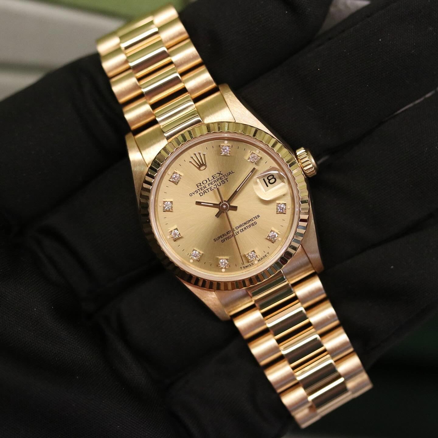 Rolex Datejust 31 ref. 68278 from 1992 in solid yellow gold with a factory champagne diamond dial, 31mm case, President bracelet, sapphire crystal, and automatic movement. Top-condition example, complete with original Spain 1992 certificate, box, booklets, and tag. Detailed product images showing the champagne diamond dial, gold bezel, case, bracelet links, and clasp, offered by Klocksalongen with a 12-month functional warranty.