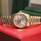 Rolex Datejust 31 ref. 78278 from 1999 in solid yellow gold with a factory silver big diamond dial, 31mm case, President bracelet, sapphire crystal, and automatic movement. Very good condition, freshly serviced and polished, accompanied by a Rolex pouch and Klocksalongen authenticity certificate. Detailed product images showing the large diamond hour markers, gold case, bracelet, clasp, and overall finishing, offered by Klocksalongen with a 12-month service warranty.