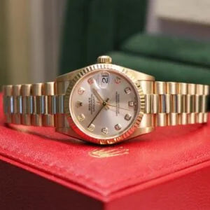Rolex Datejust 31 ref. 78278 from 1999 in solid yellow gold with a factory silver big diamond dial, 31mm case, President bracelet, sapphire crystal, and automatic movement. Very good condition, freshly serviced and polished, accompanied by a Rolex pouch and Klocksalongen authenticity certificate. Detailed product images showing the large diamond hour markers, gold case, bracelet, clasp, and overall finishing, offered by Klocksalongen with a 12-month service warranty.