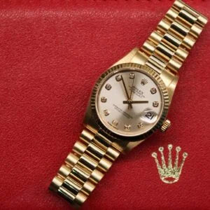 Rolex Datejust 31 ref. 78278 from 1999 in solid yellow gold with a factory silver big diamond dial, 31mm case, President bracelet, sapphire crystal, and automatic movement. Very good condition, freshly serviced and polished, accompanied by a Rolex pouch and Klocksalongen authenticity certificate. Detailed product images showing the large diamond hour markers, gold case, bracelet, clasp, and overall finishing, offered by Klocksalongen with a 12-month service warranty.