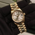 Rolex Datejust 31 ref. 78278 from 1999 in solid yellow gold with a factory silver big diamond dial, 31mm case, President bracelet, sapphire crystal, and automatic movement. Very good condition, freshly serviced and polished, accompanied by a Rolex pouch and Klocksalongen authenticity certificate. Detailed product images showing the large diamond hour markers, gold case, bracelet, clasp, and overall finishing, offered by Klocksalongen with a 12-month service warranty.