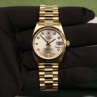 Rolex Datejust 31 ref. 78278 from 1999 in solid yellow gold with a factory silver big diamond dial, 31mm case, President bracelet, sapphire crystal, and automatic movement. Very good condition, freshly serviced and polished, accompanied by a Rolex pouch and Klocksalongen authenticity certificate. Detailed product images showing the large diamond hour markers, gold case, bracelet, clasp, and overall finishing, offered by Klocksalongen with a 12-month service warranty.