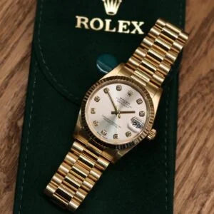 Rolex Datejust 31 ref. 78278 from 1999 in solid yellow gold with a factory silver big diamond dial, 31mm case, President bracelet, sapphire crystal, and automatic movement. Very good condition, freshly serviced and polished, accompanied by a Rolex pouch and Klocksalongen authenticity certificate. Detailed product images showing the large diamond hour markers, gold case, bracelet, clasp, and overall finishing, offered by Klocksalongen with a 12-month service warranty.