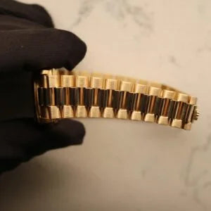 Rolex Datejust 31 ref. 78278 from 1999 in solid yellow gold with a factory silver big diamond dial, 31mm case, President bracelet, sapphire crystal, and automatic movement. Very good condition, freshly serviced and polished, accompanied by a Rolex pouch and Klocksalongen authenticity certificate. Detailed product images showing the large diamond hour markers, gold case, bracelet, clasp, and overall finishing, offered by Klocksalongen with a 12-month service warranty.
