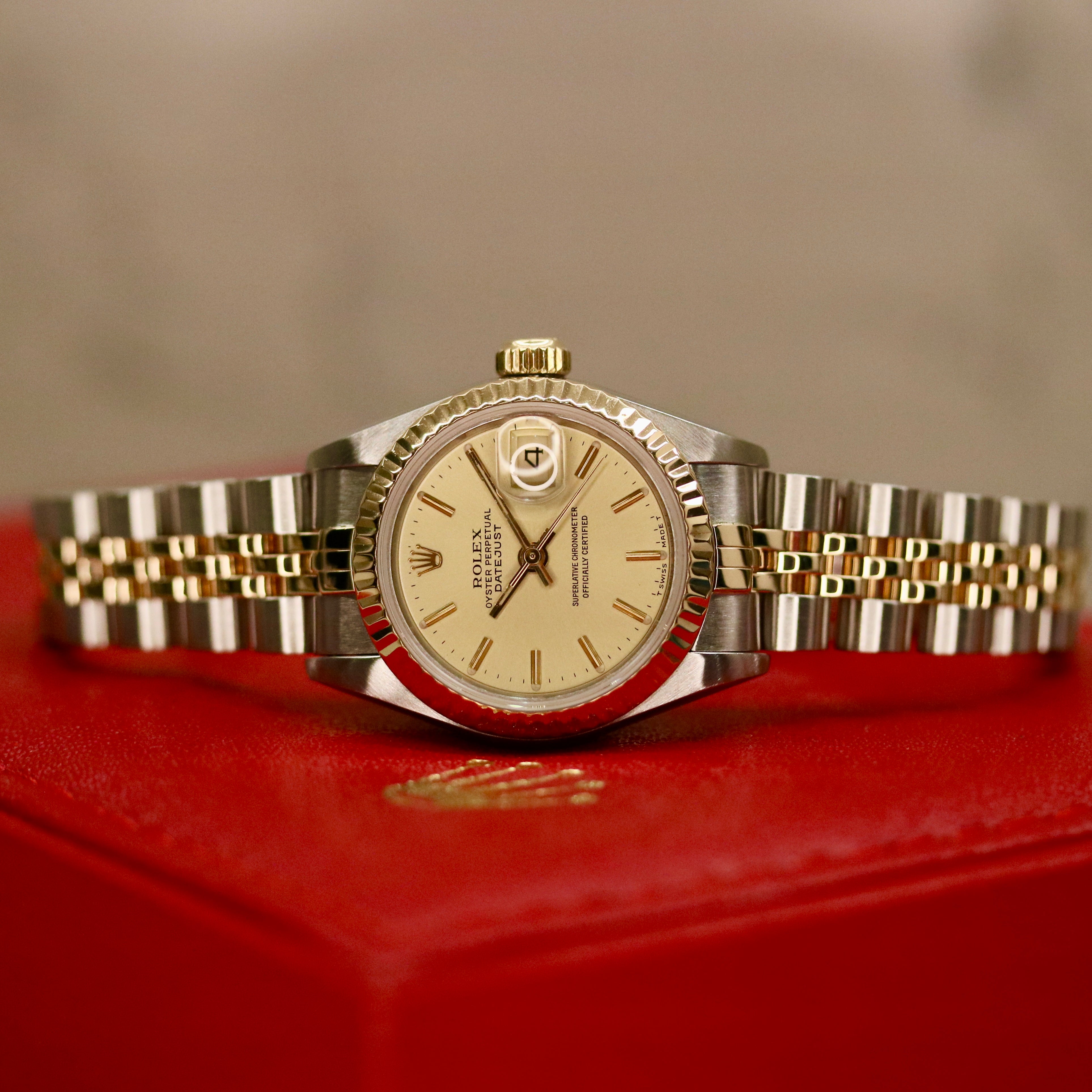 Rolex Lady-Datejust 26 ref. 69173 from 1986 in two-tone stainless steel and yellow gold with a champagne dial, 26mm case, Jubilee bracelet, sapphire crystal, and automatic movement. Recently polished and presented in good condition with Klocksalongen authenticity certificate and packaging. Detailed photos show the champagne dial, gold fluted bezel, case, bracelet, and clasp, offered with a 12-month functional warranty.
