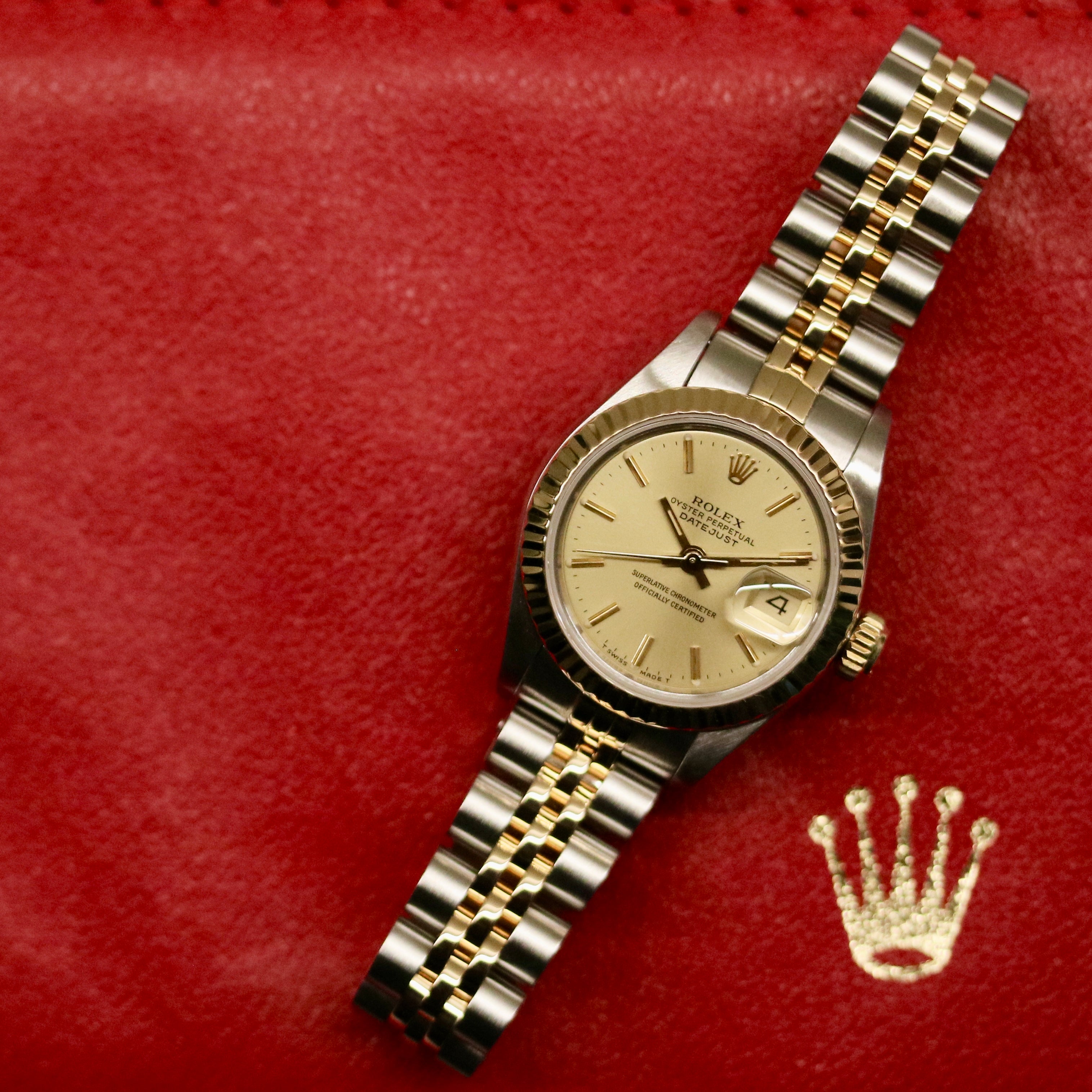 Rolex Lady-Datejust 26 ref. 69173 from 1986 in two-tone stainless steel and yellow gold with a champagne dial, 26mm case, Jubilee bracelet, sapphire crystal, and automatic movement. Recently polished and presented in good condition with Klocksalongen authenticity certificate and packaging. Detailed photos show the champagne dial, gold fluted bezel, case, bracelet, and clasp, offered with a 12-month functional warranty.