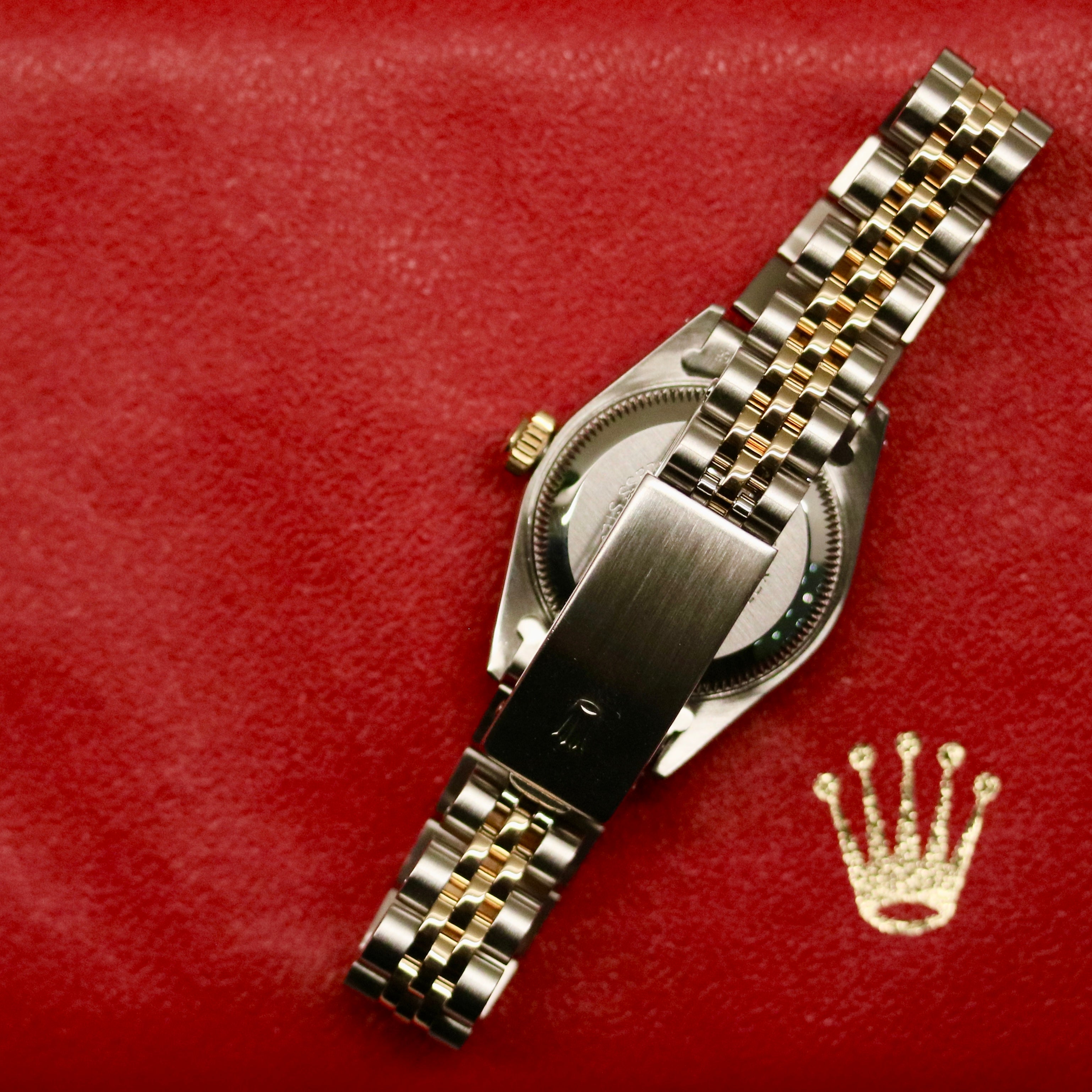 Rolex Lady-Datejust 26 ref. 69173 from 1986 in two-tone stainless steel and yellow gold with a champagne dial, 26mm case, Jubilee bracelet, sapphire crystal, and automatic movement. Recently polished and presented in good condition with Klocksalongen authenticity certificate and packaging. Detailed photos show the champagne dial, gold fluted bezel, case, bracelet, and clasp, offered with a 12-month functional warranty.