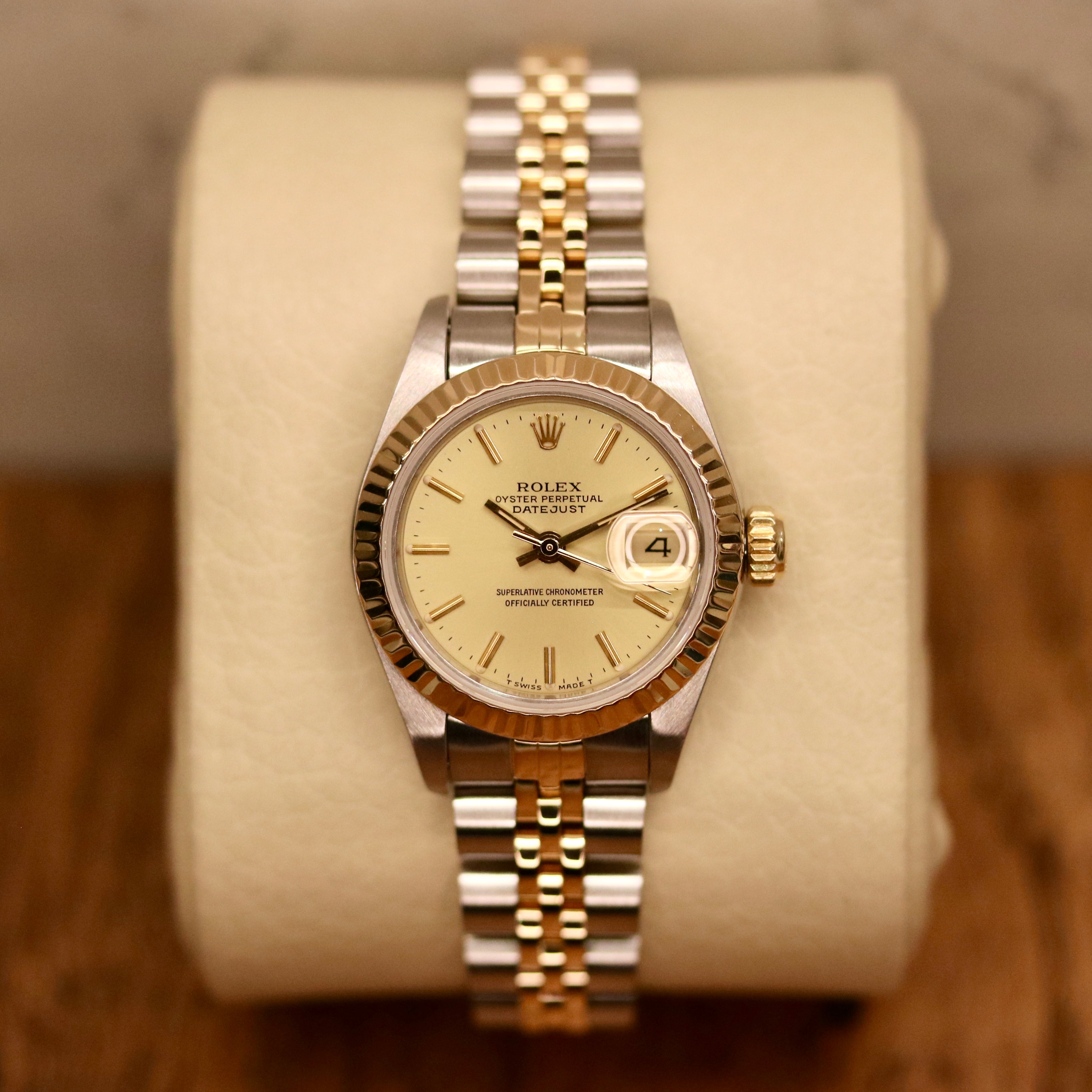 Rolex Lady-Datejust 26 ref. 69173 from 1986 in two-tone stainless steel and yellow gold with a champagne dial, 26mm case, Jubilee bracelet, sapphire crystal, and automatic movement. Recently polished and presented in good condition with Klocksalongen authenticity certificate and packaging. Detailed photos show the champagne dial, gold fluted bezel, case, bracelet, and clasp, offered with a 12-month functional warranty.