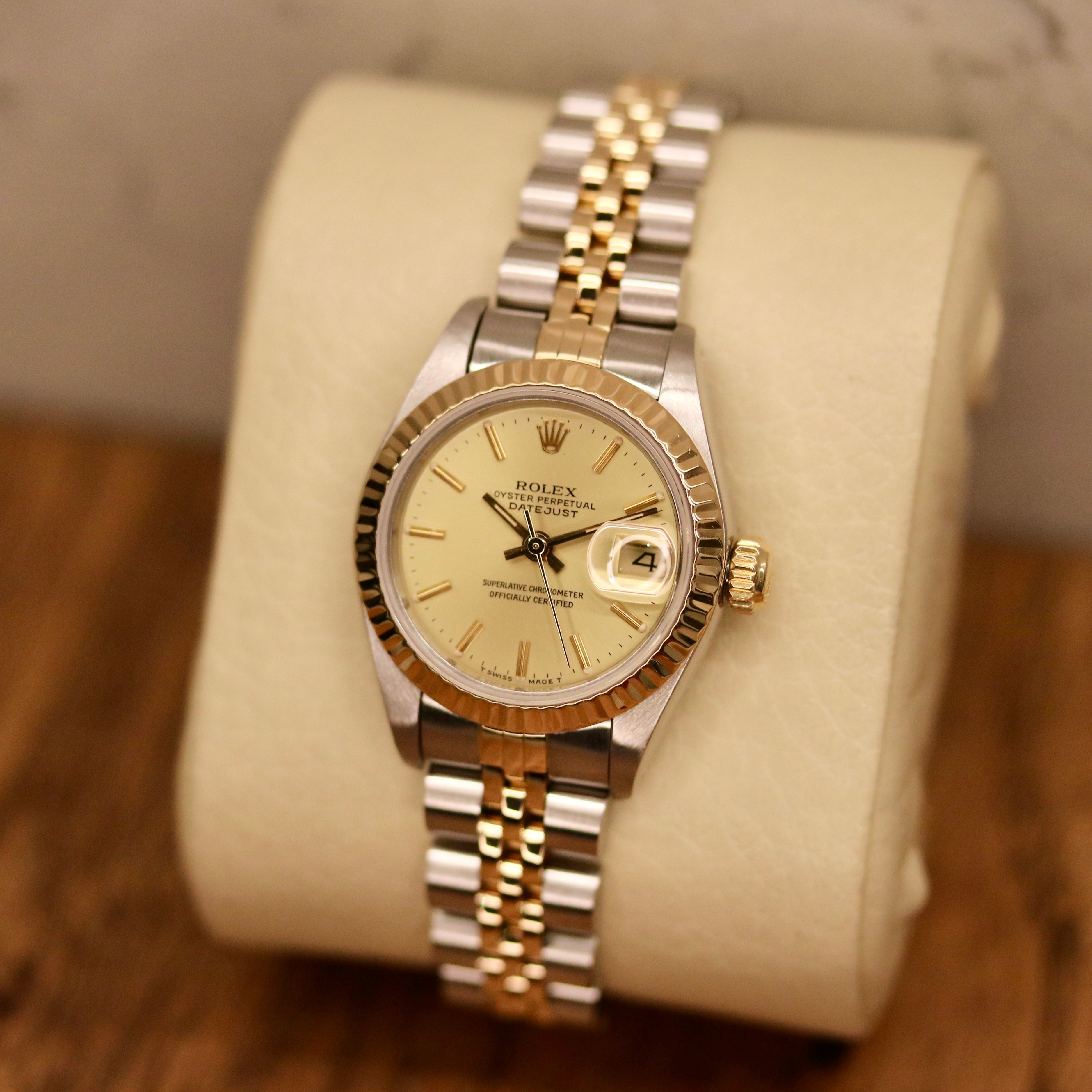 Rolex Lady-Datejust 26 ref. 69173 from 1986 in two-tone stainless steel and yellow gold with a champagne dial, 26mm case, Jubilee bracelet, sapphire crystal, and automatic movement. Recently polished and presented in good condition with Klocksalongen authenticity certificate and packaging. Detailed photos show the champagne dial, gold fluted bezel, case, bracelet, and clasp, offered with a 12-month functional warranty.
