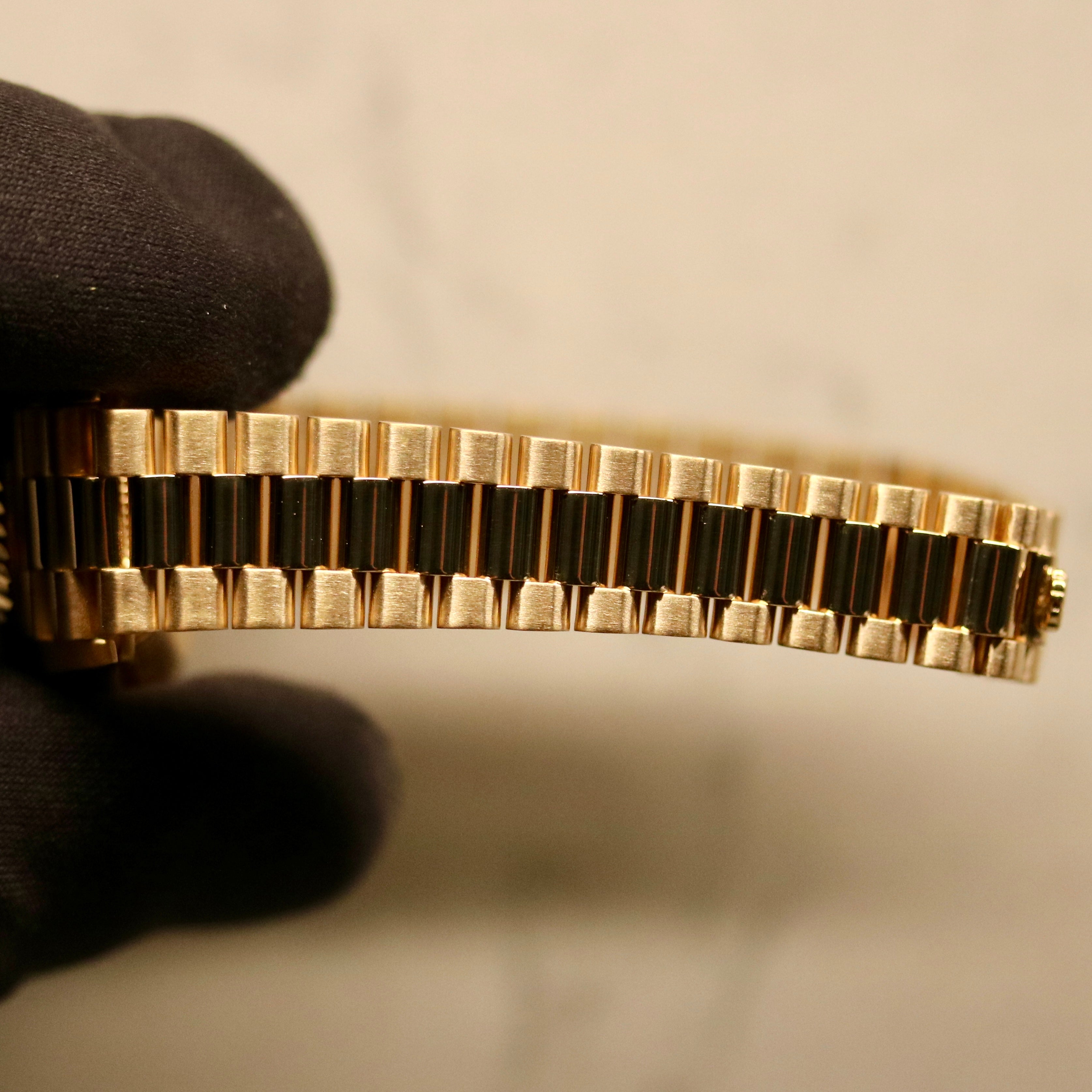 Rolex Lady-Datejust 26 ref. 69178 from 1996 in solid yellow gold with a factory champagne diamond dial, 26mm case, President bracelet, sapphire crystal, and automatic movement. Includes original Japan certificate, box, and tag. Detailed product photos showing the dial, diamonds, case, bracelet, clasp, and overall very good condition, offered by Klocksalongen with a 12-month functional warranty.