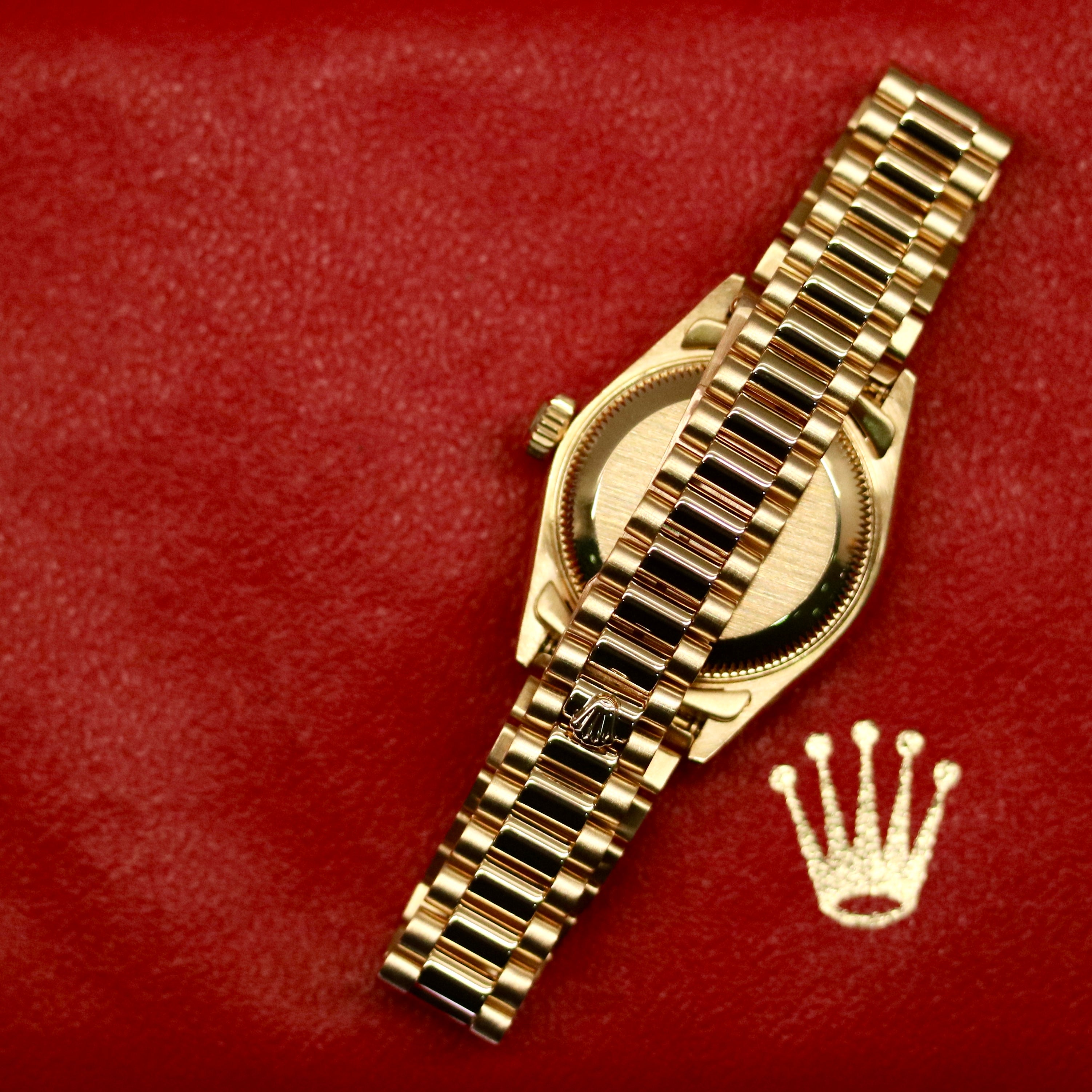 Rolex Lady-Datejust 26 ref. 69178 from 1996 in solid yellow gold with a factory champagne diamond dial, 26mm case, President bracelet, sapphire crystal, and automatic movement. Includes original Japan certificate, box, and tag. Detailed product photos showing the dial, diamonds, case, bracelet, clasp, and overall very good condition, offered by Klocksalongen with a 12-month functional warranty.