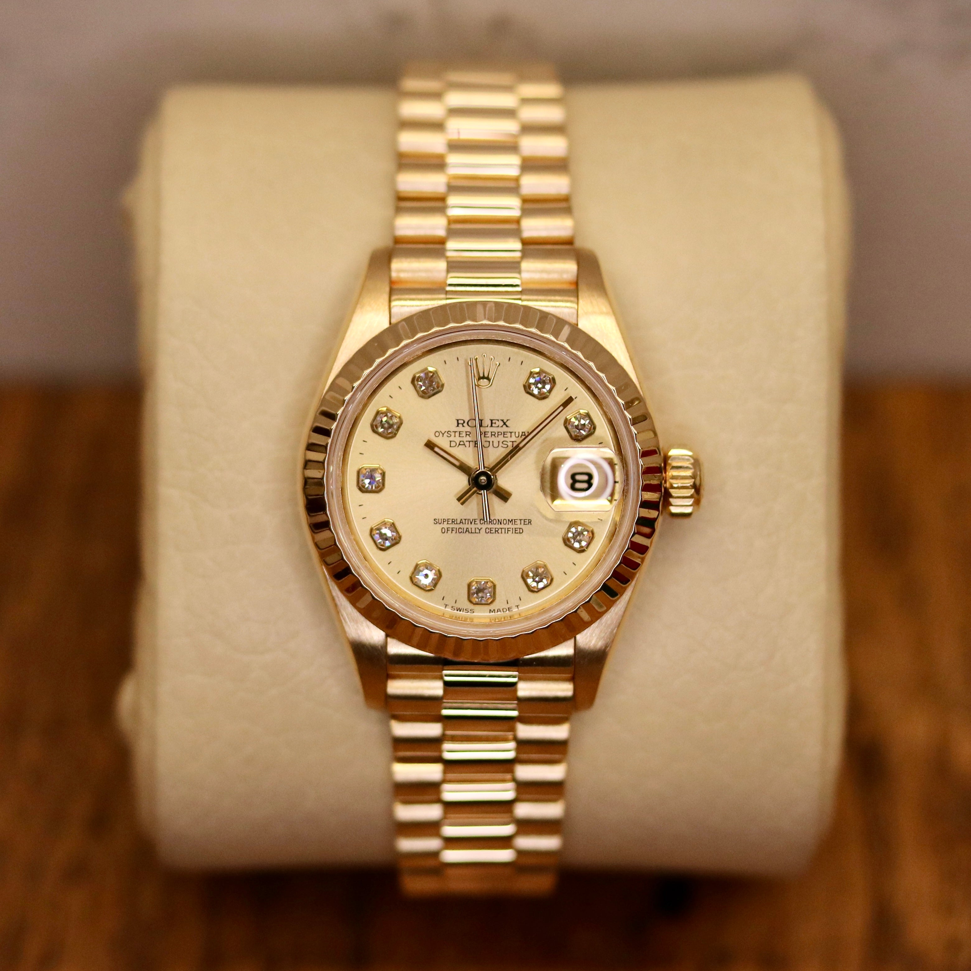 Rolex Lady-Datejust 26 ref. 69178 from 1996 in solid yellow gold with a factory champagne diamond dial, 26mm case, President bracelet, sapphire crystal, and automatic movement. Includes original Japan certificate, box, and tag. Detailed product photos showing the dial, diamonds, case, bracelet, clasp, and overall very good condition, offered by Klocksalongen with a 12-month functional warranty.